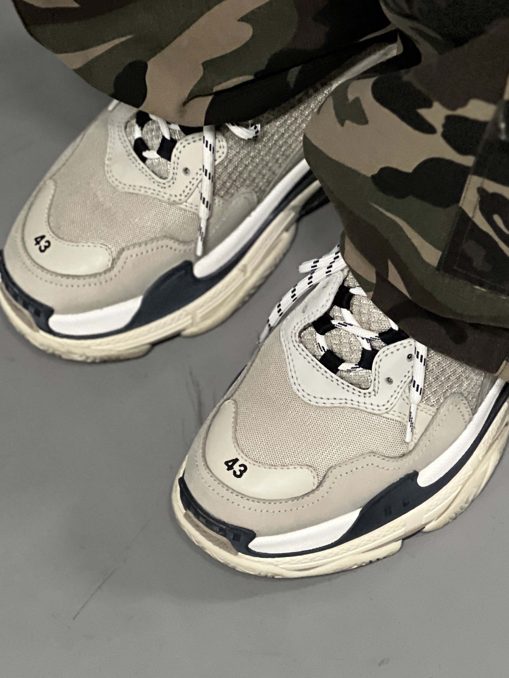 Balenciaga Triple S Vanille 2018 착용 스타일 - 2