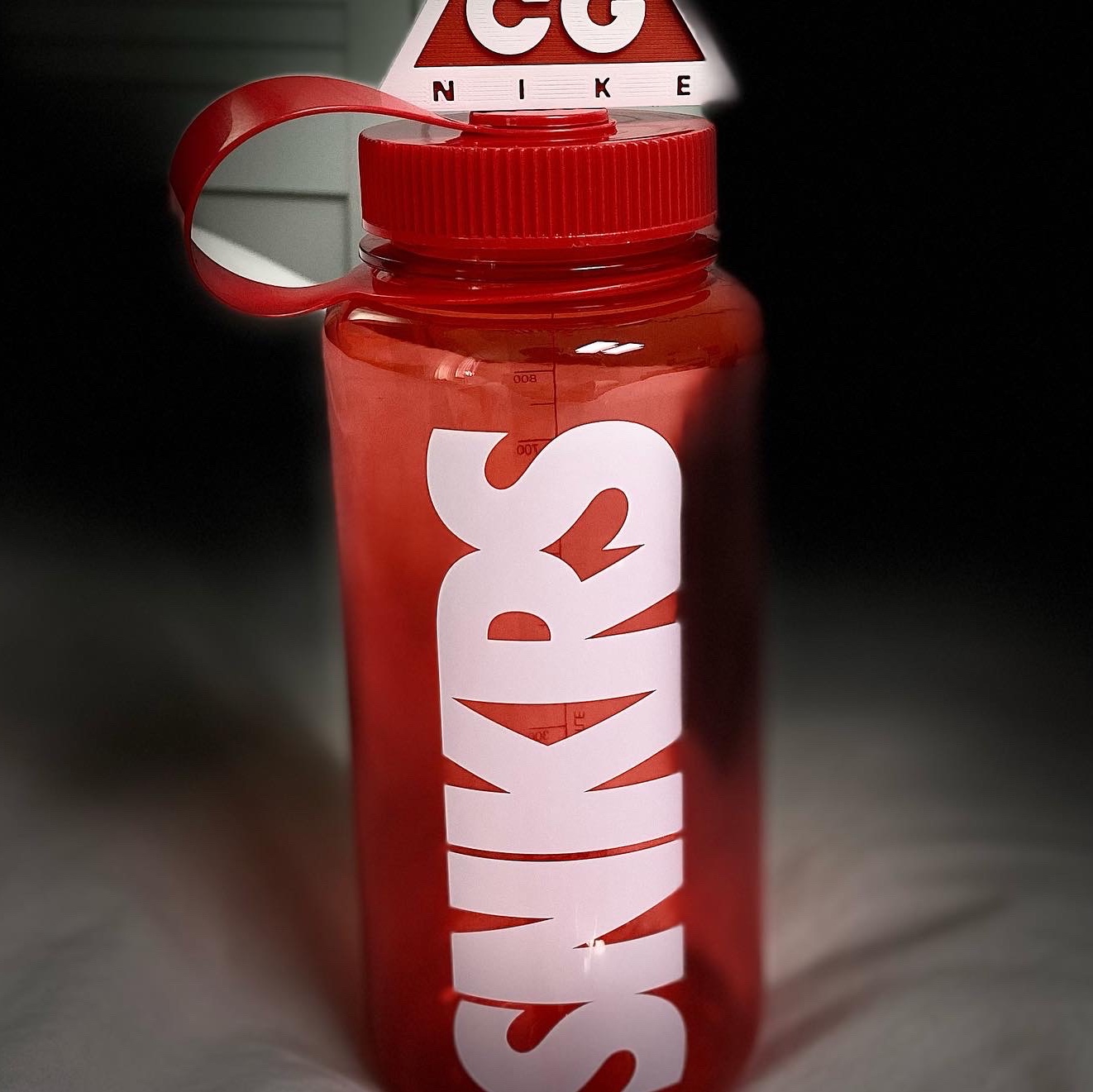 Helinox x Nike SNKRS Lounge Souvenir Dinex Mug Red, Helinox x Nike SNKRS Lounge Souvenir Dinex Mug White 착용 스타일 - 2