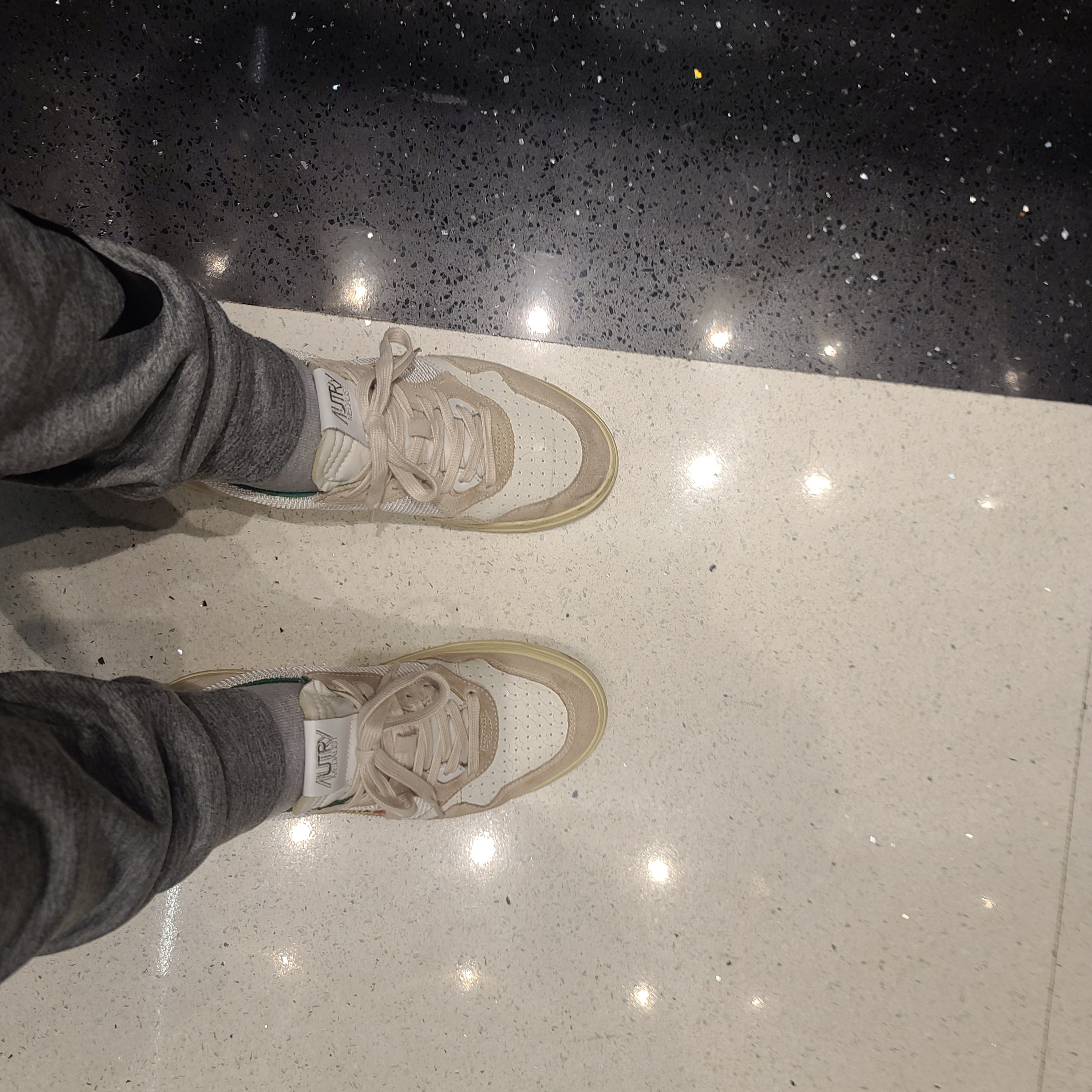 Autry Medalist Low Leather Mesh Sneakers White Green 착용 스타일