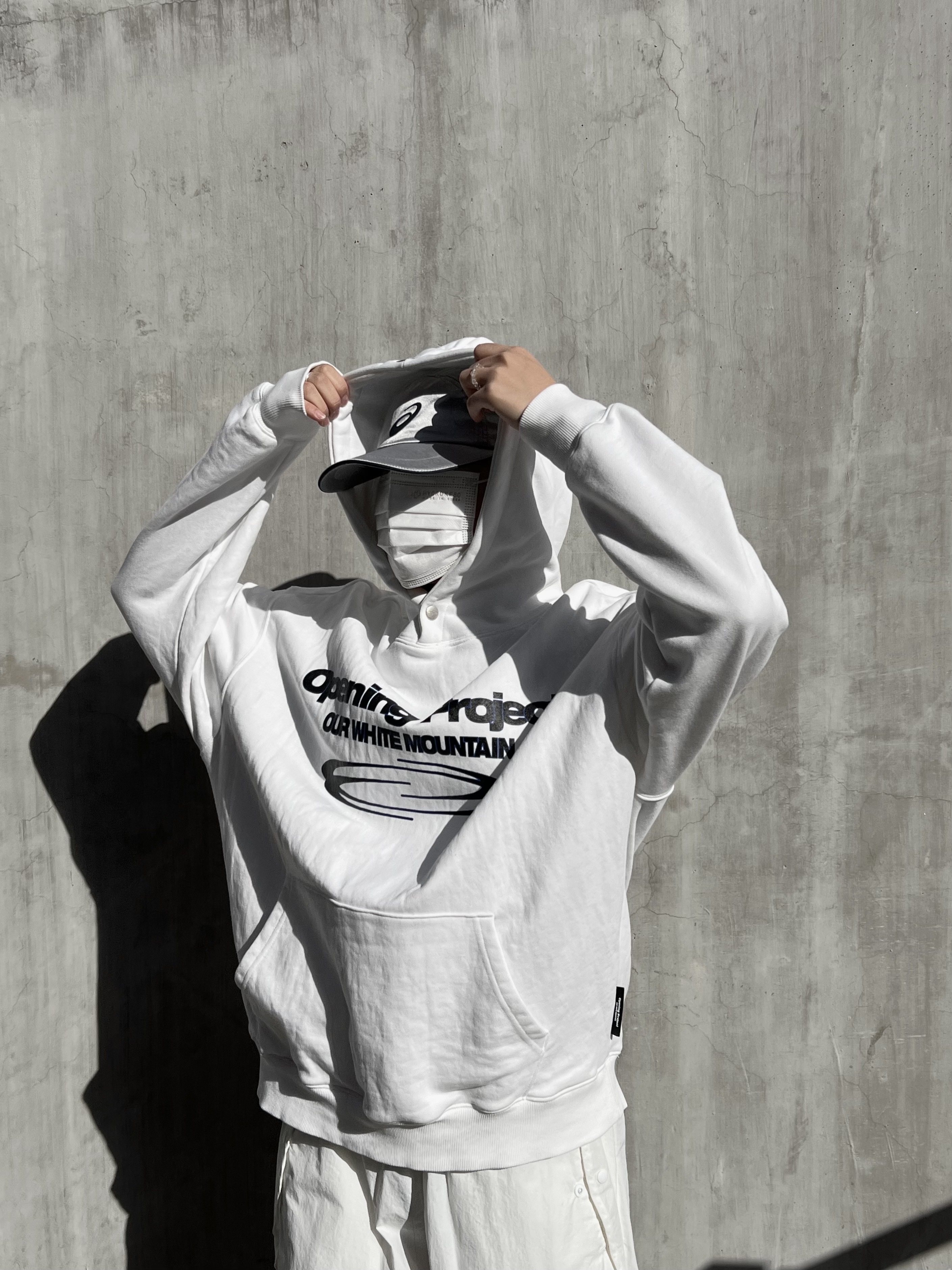 IAB Studio x Asics Silver Woven Cap, Asics Jog 100 S SMU Sheet Rock Pure Silver - 2E Wide 착용 스타일 - 5