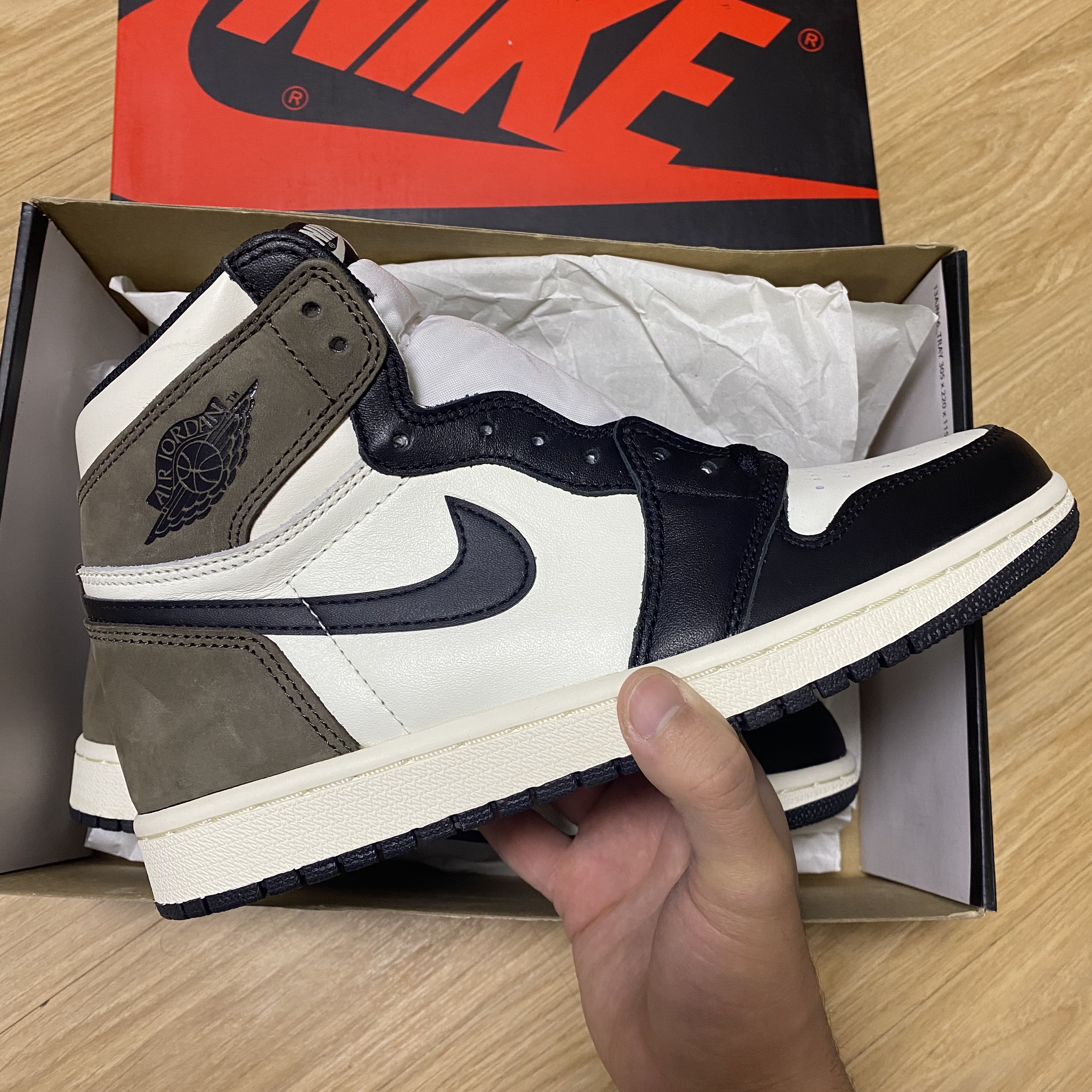 Jordan 1 Retro High OG Black Mocha 착용 스타일