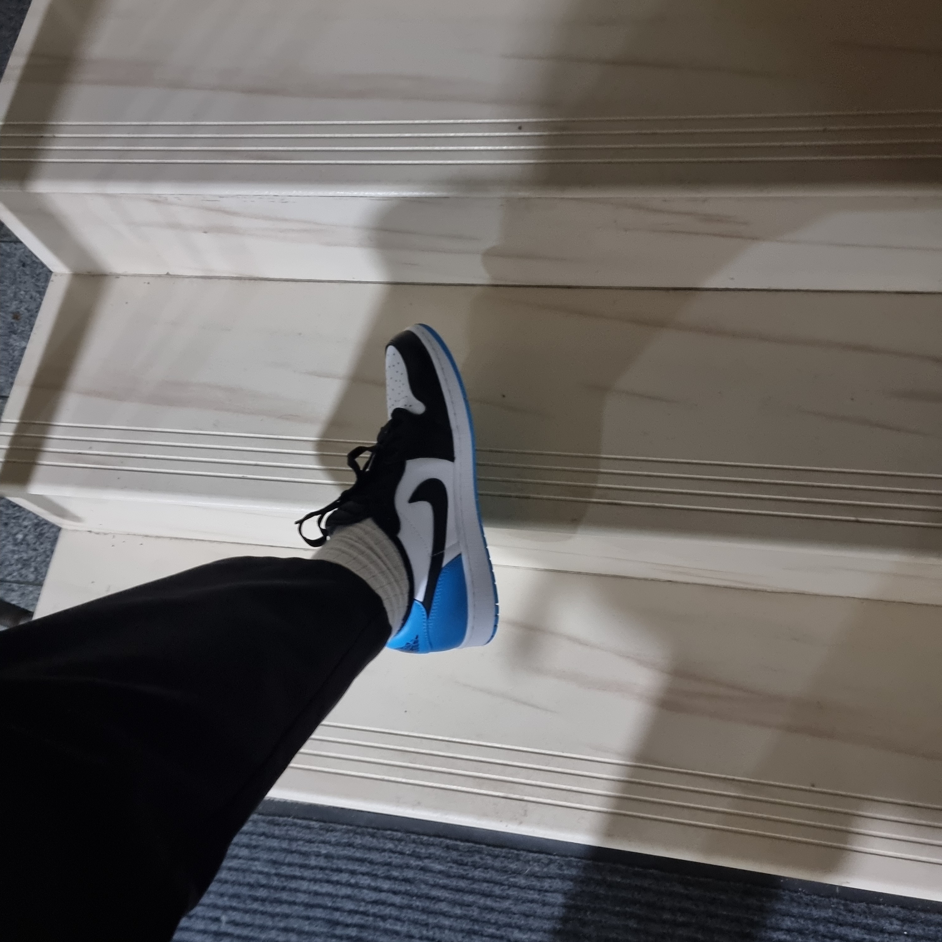 Jordan 1 Retro Low OG Black and Dark Powder Blue 착용 스타일 - 2