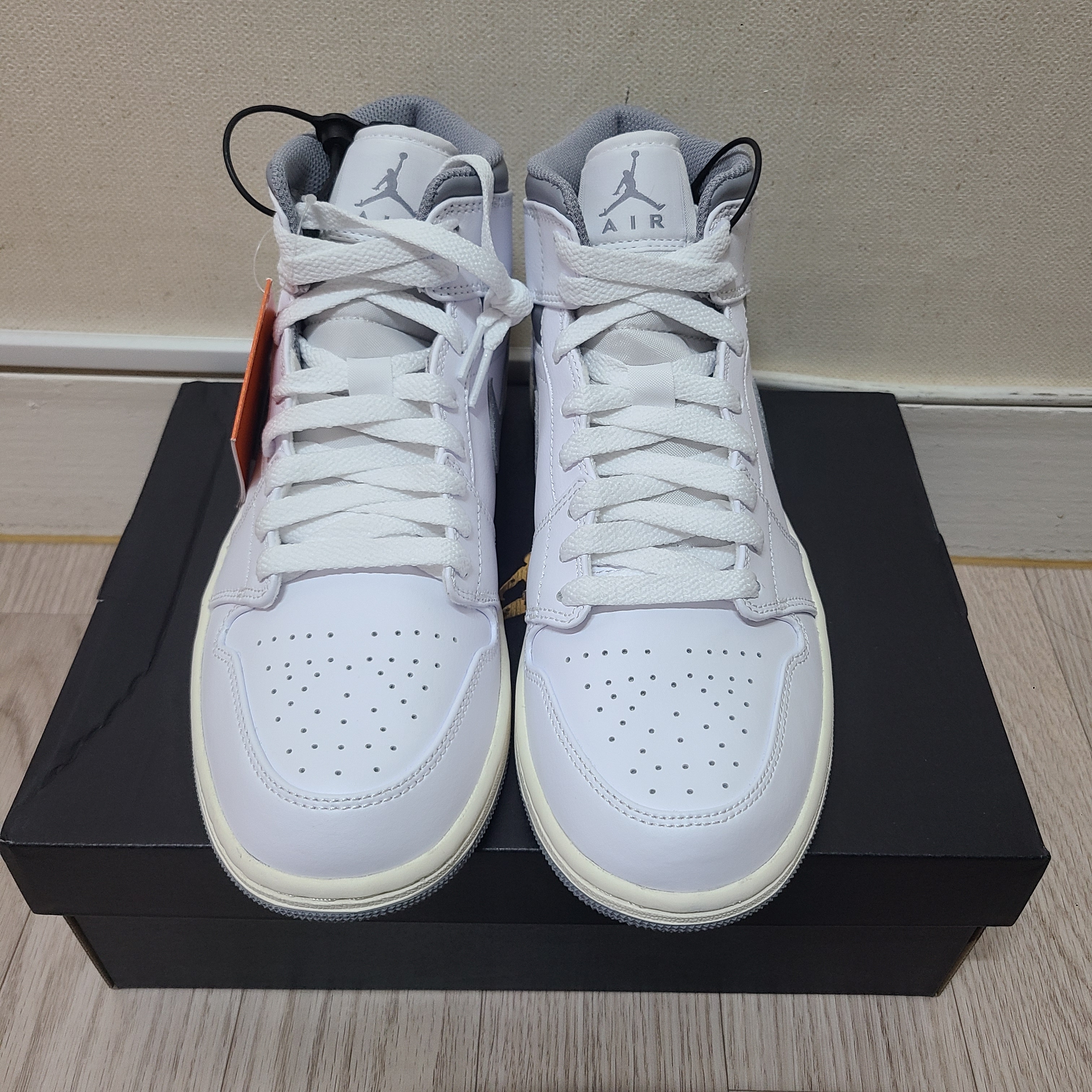 Jordan 1 Mid White Stealth 착용 스타일 - 2