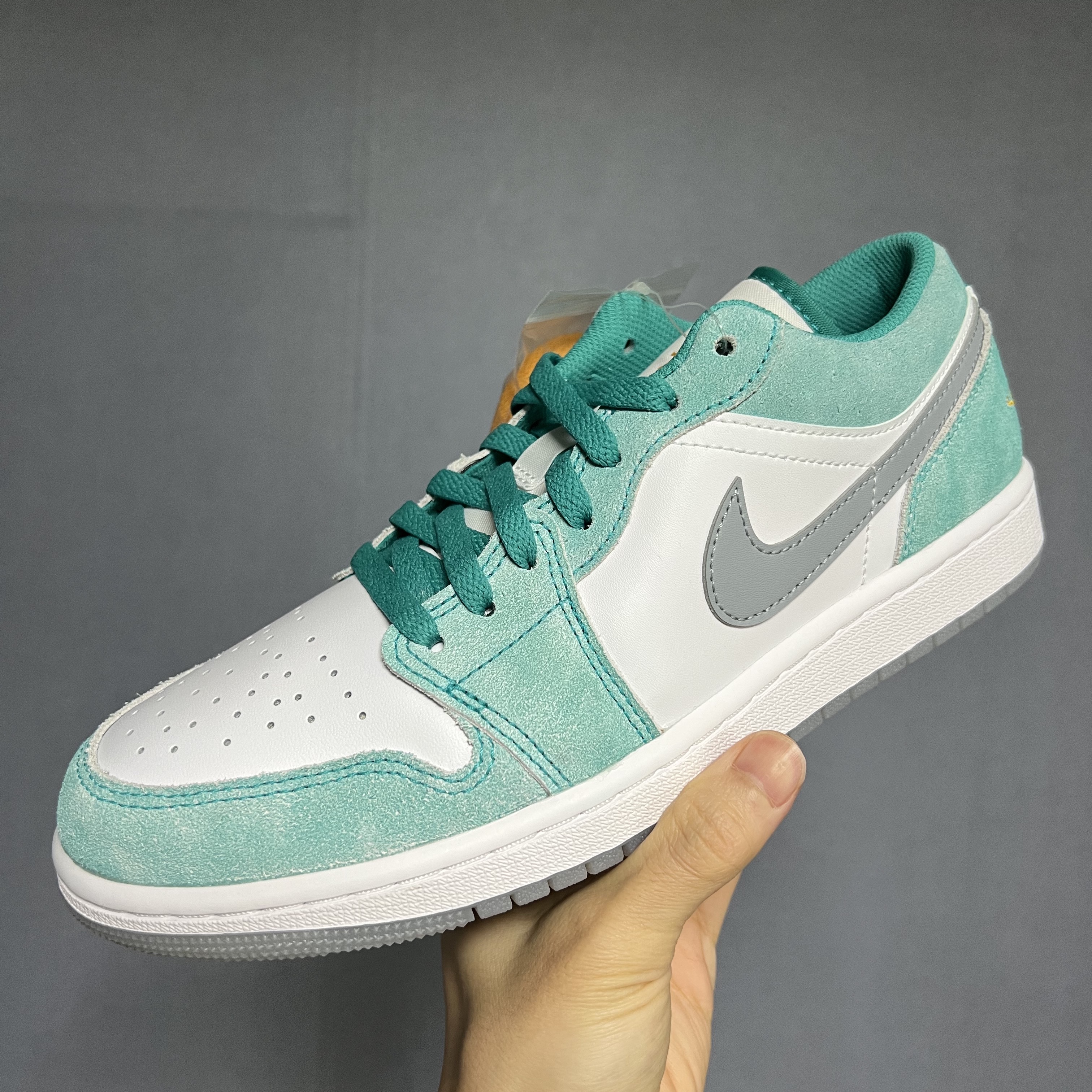 Jordan 1 Low SE New Emerald 착용 스타일 - 1