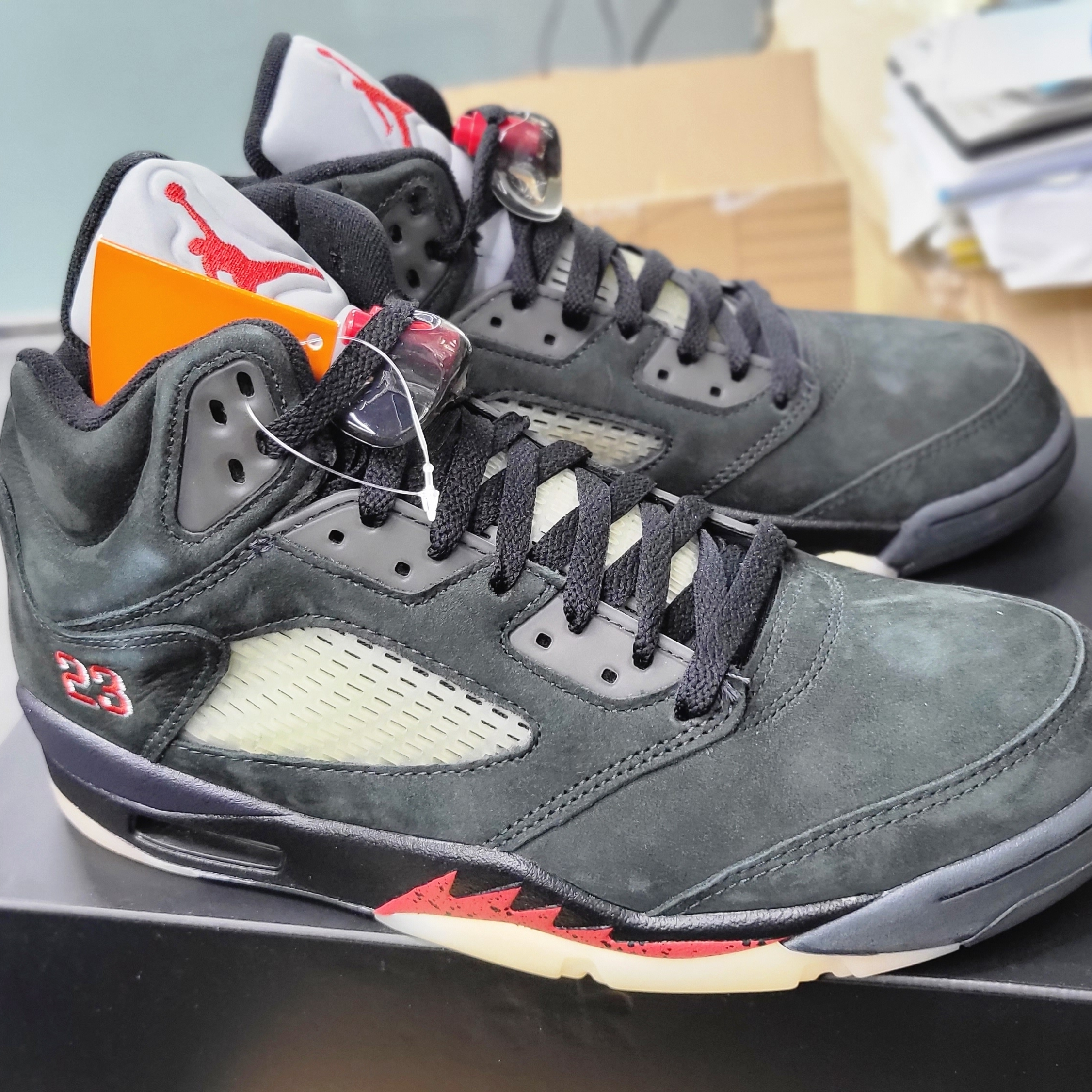 (W) Jordan 5 Retro Gore-Tex Off Noir Fire Red 착용 스타일 - 2