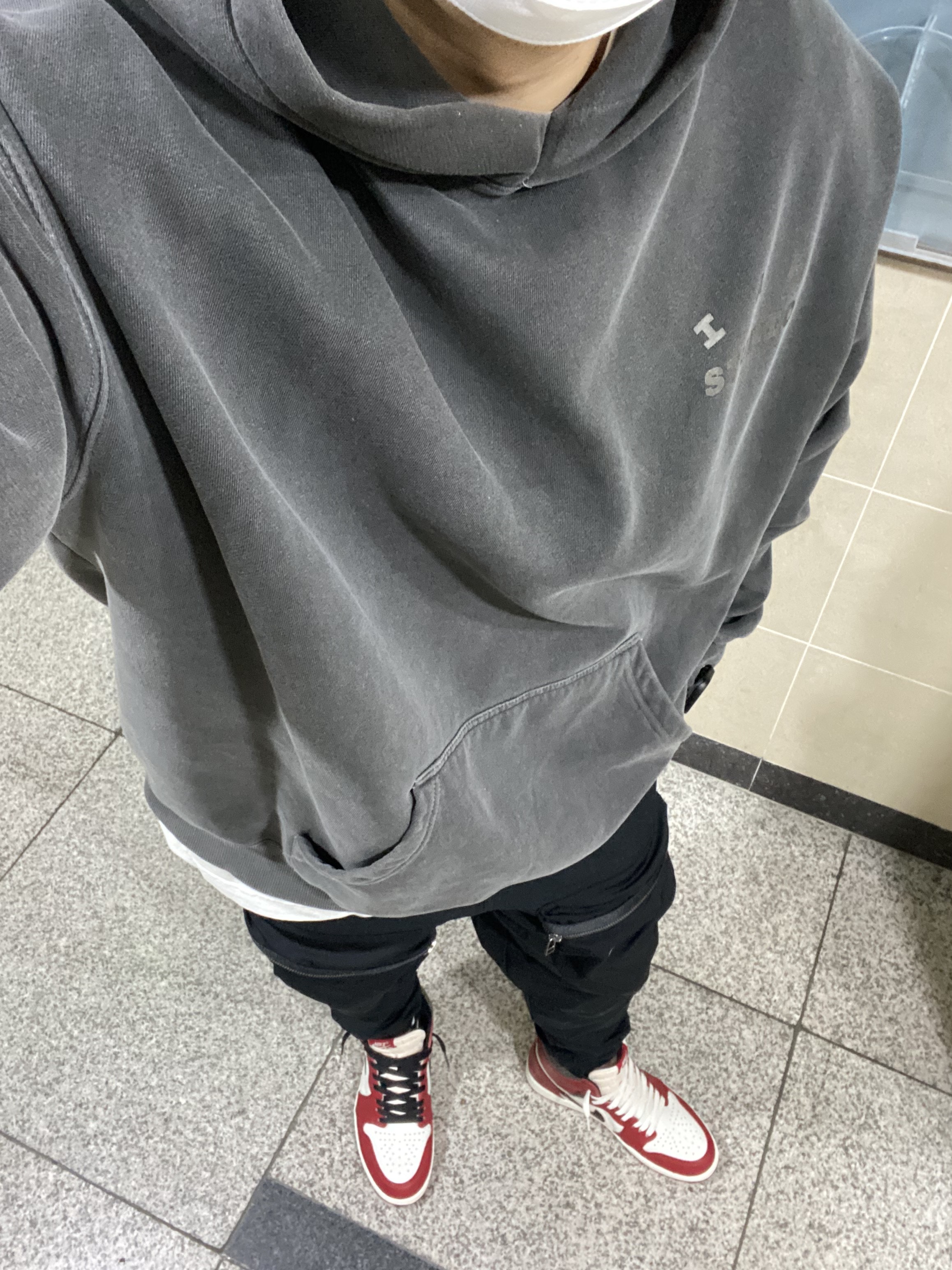 Jordan 1 Retro High OG Chicago 2022, IAB Studio Pigment Hoodie & Sack Black 착용 스타일