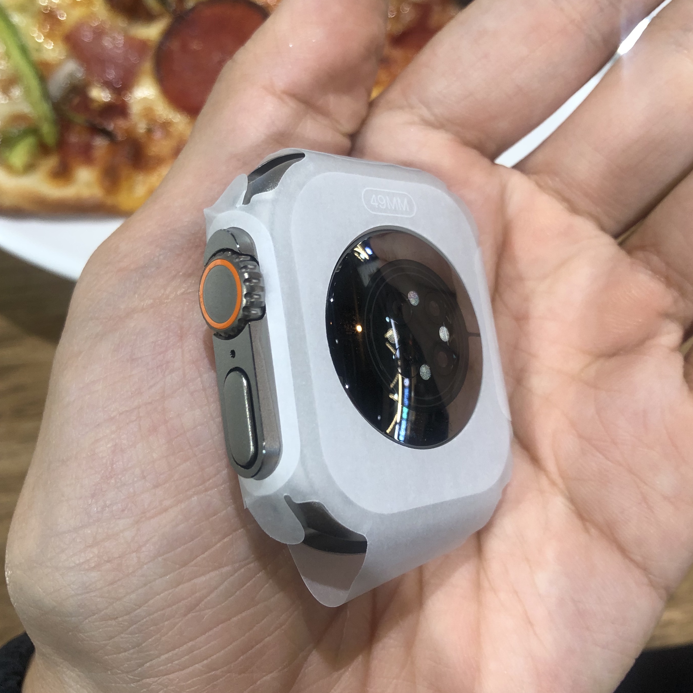 Apple Watch Ultra 49mm Titanium Case with M Alpine Loop Orange (Korean Ver.) 착용 스타일