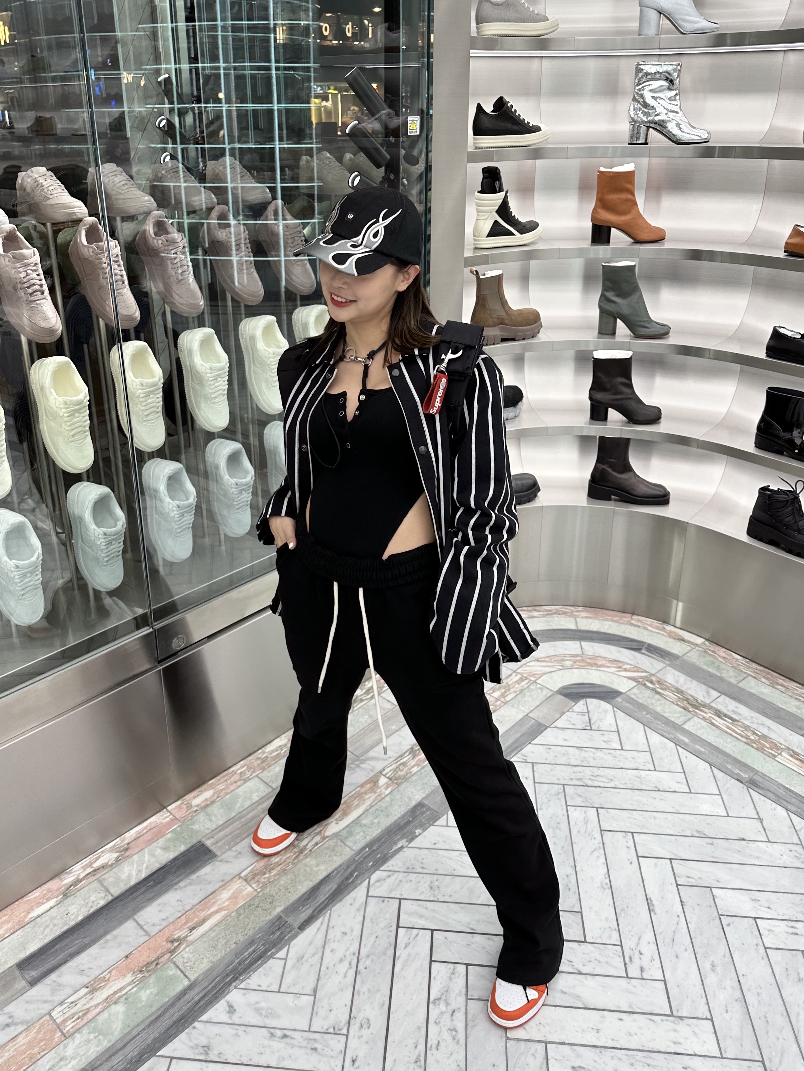 Yeezy Gap Engineered By Balenciaga Flame Cap Black, Our Legacy Ladon Leather Keychain Black 착용 스타일 - 3