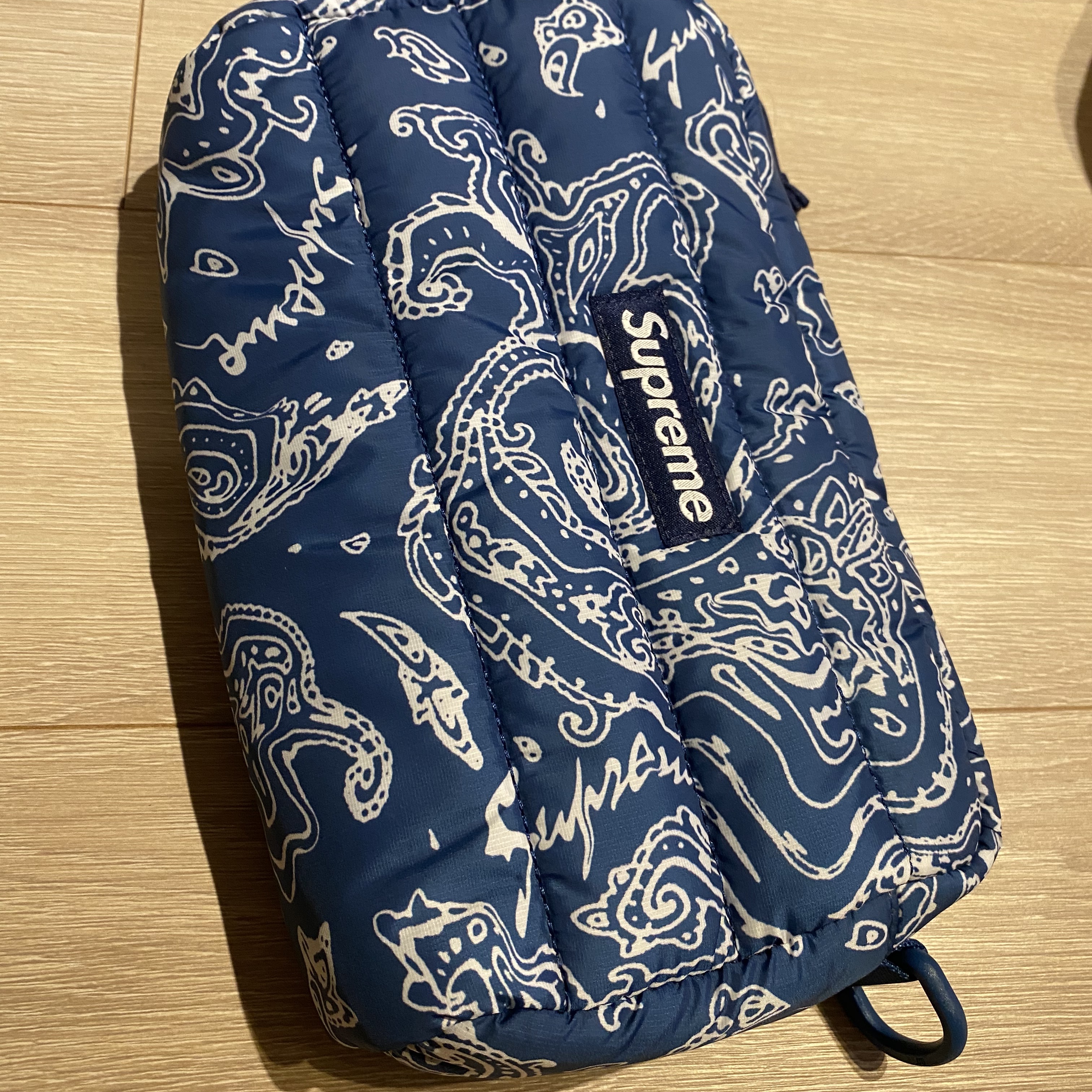 Supreme Puffer Side Bag Blue Paisley - 22FW 착용 스타일