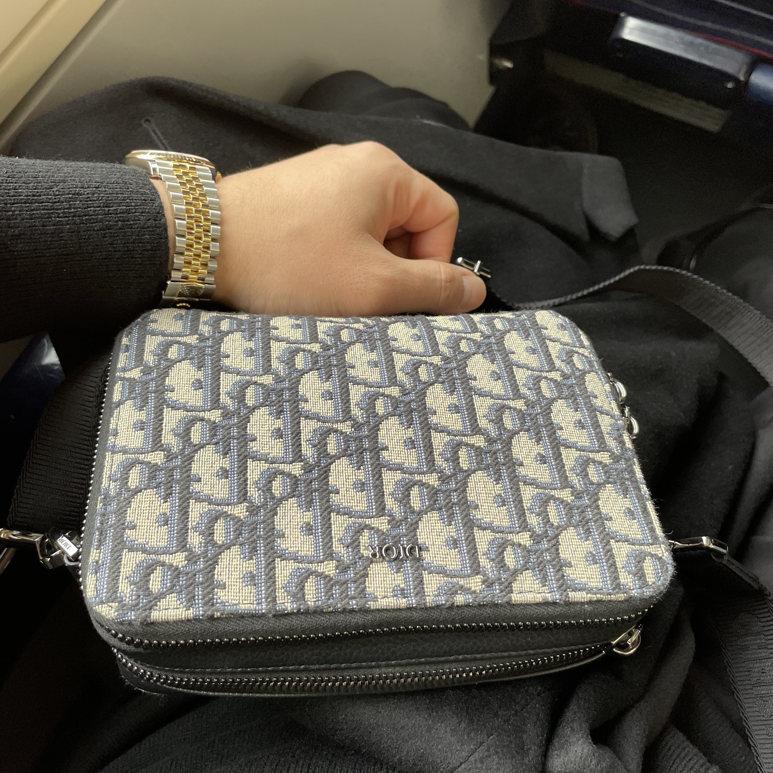 Play Comme des Garcons Double Heart Cardigan Black, Dior Shoulder Strap Pouch Beige & Black Dior Oblique Jacquard 착용 스타일 - 2