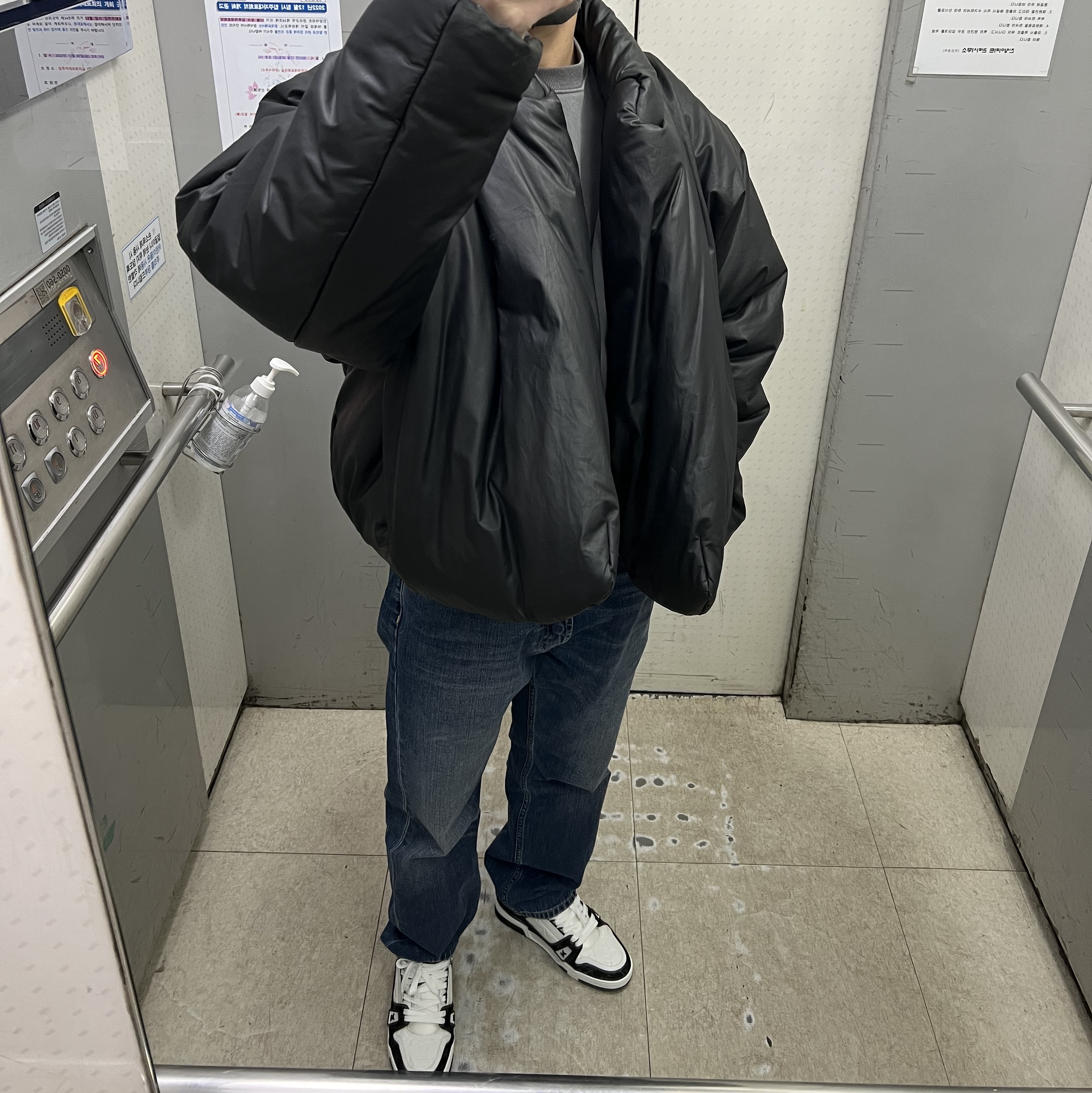 Yeezy Gap Round Jacket Black, Louis Vuitton LV Trainer Sneakers Monogram Denim Black 착용 스타일