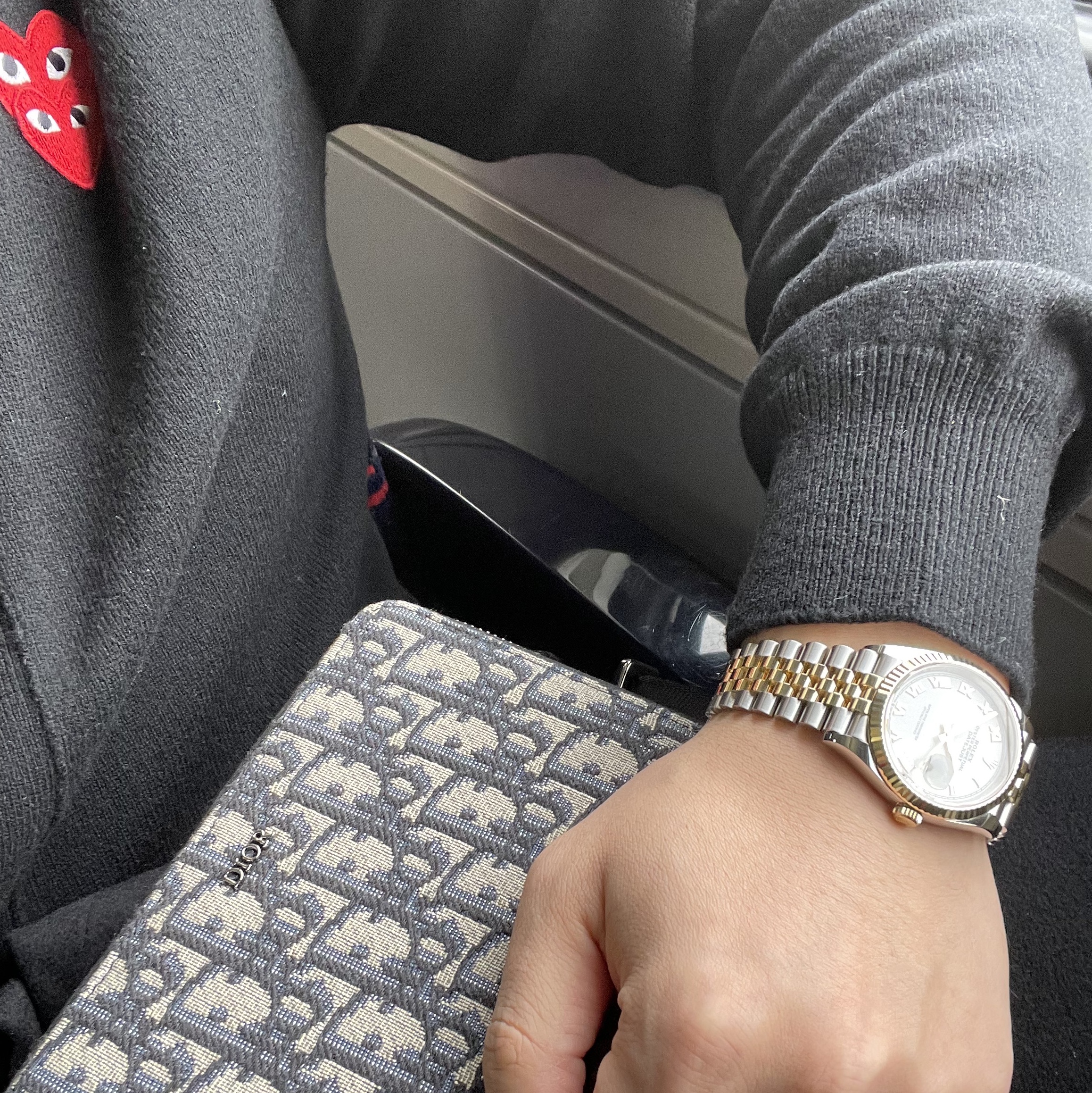 Play Comme des Garcons Double Heart Cardigan Black, Dior Shoulder Strap Pouch Beige & Black Dior Oblique Jacquard 착용 스타일 - 1