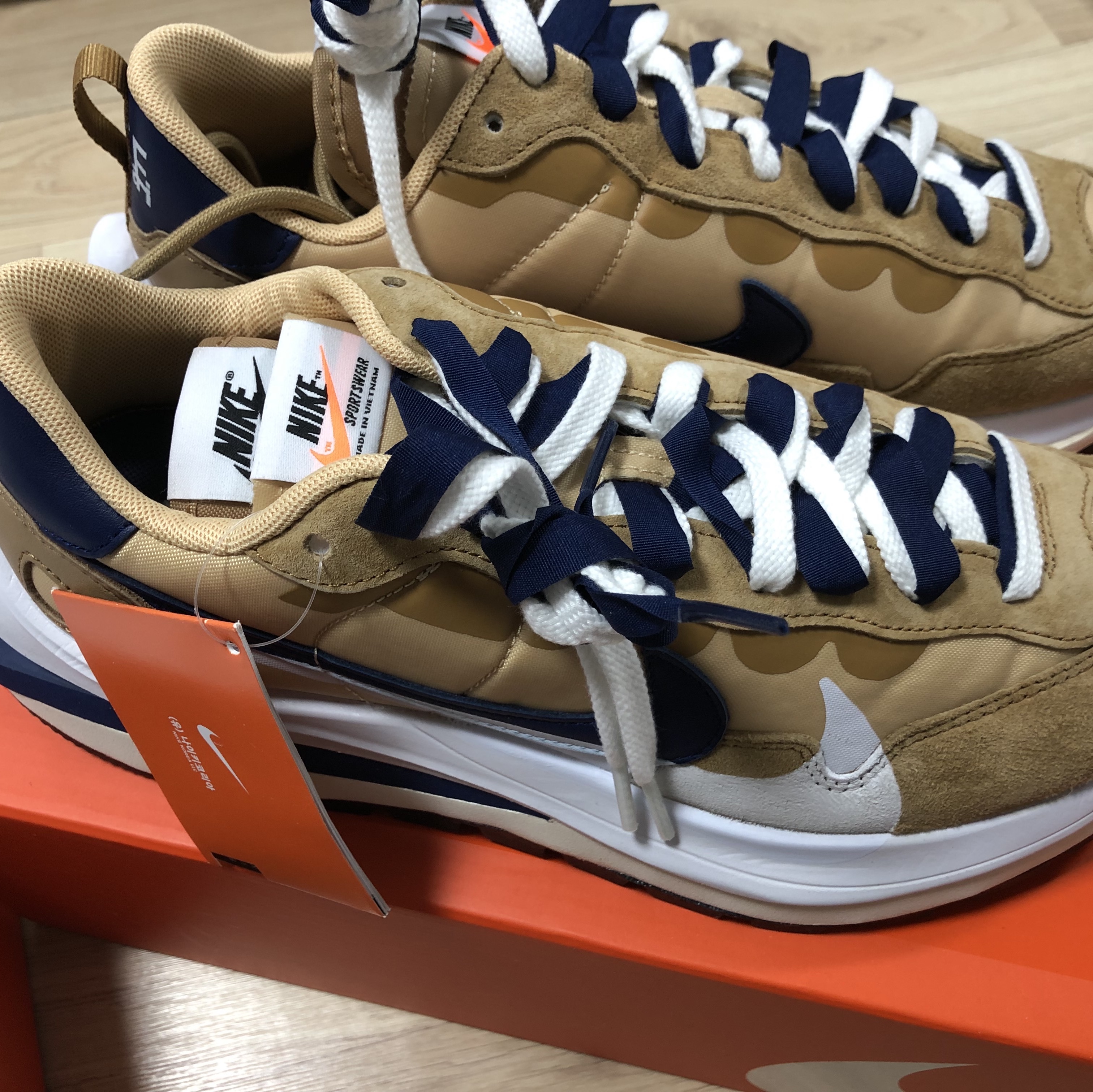 Nike x Sacai VaporWaffle Sesame and Blue Void 착용 스타일