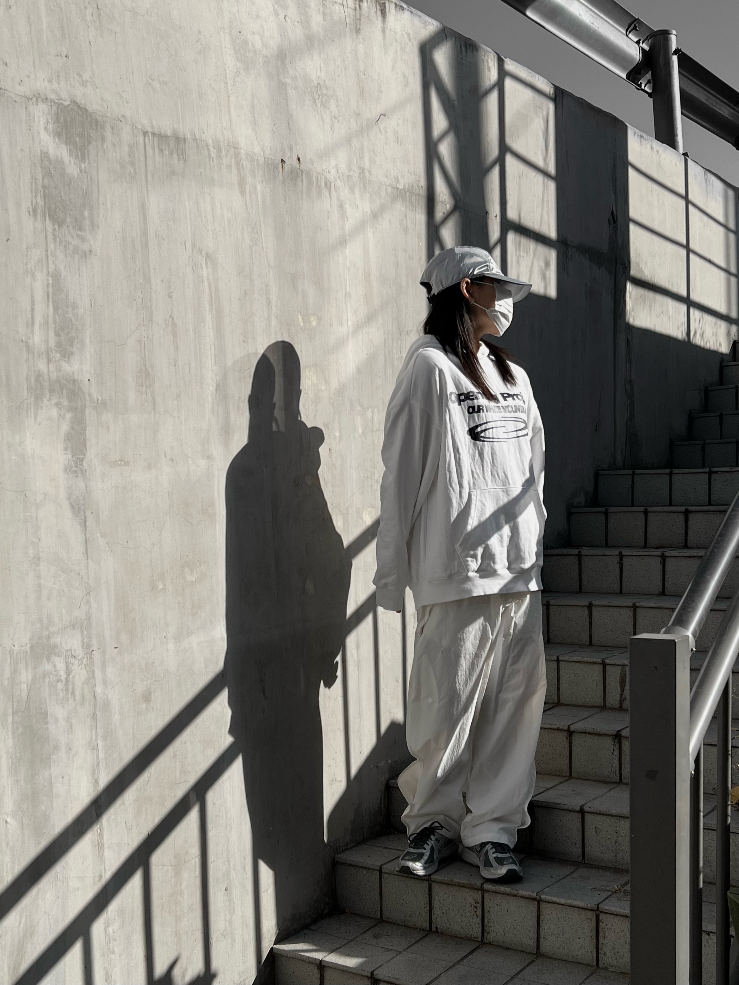 IAB Studio x Asics Silver Woven Cap, Asics Jog 100 S SMU Sheet Rock Pure Silver - 2E Wide 착용 스타일 - 1