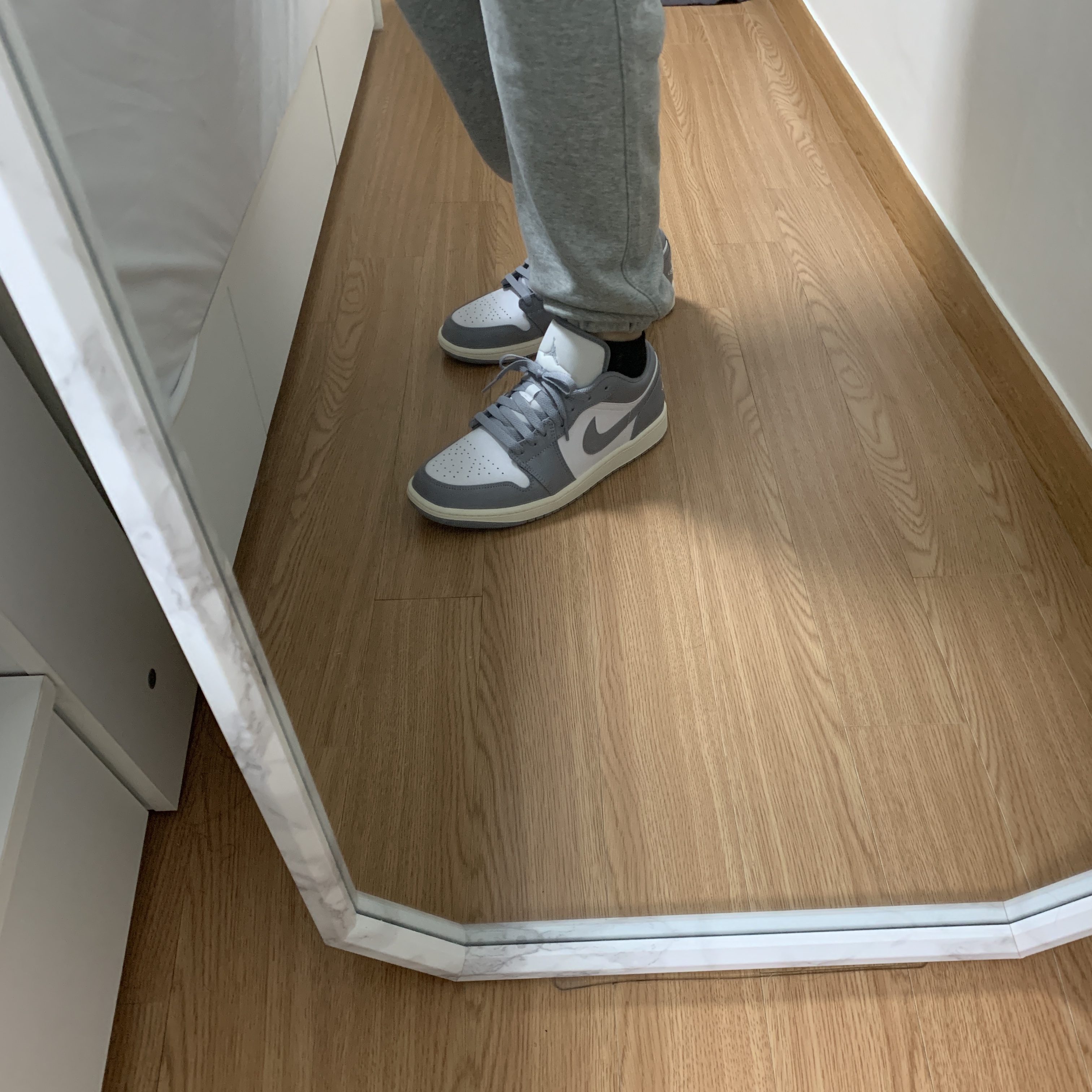 Jordan 1 Low Stealth and White 착용 스타일 - 2