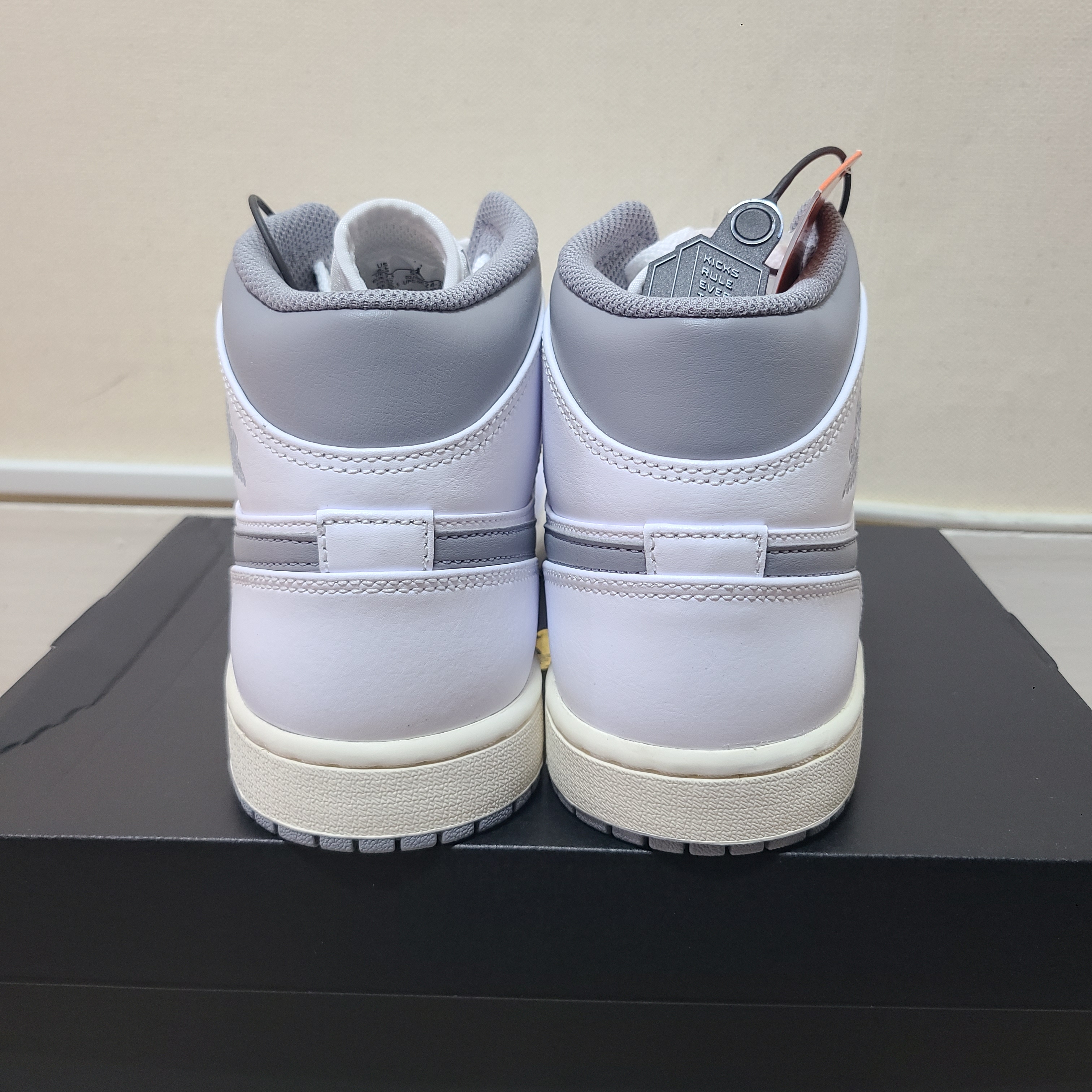 Jordan 1 Mid White Stealth 착용 스타일 - 3