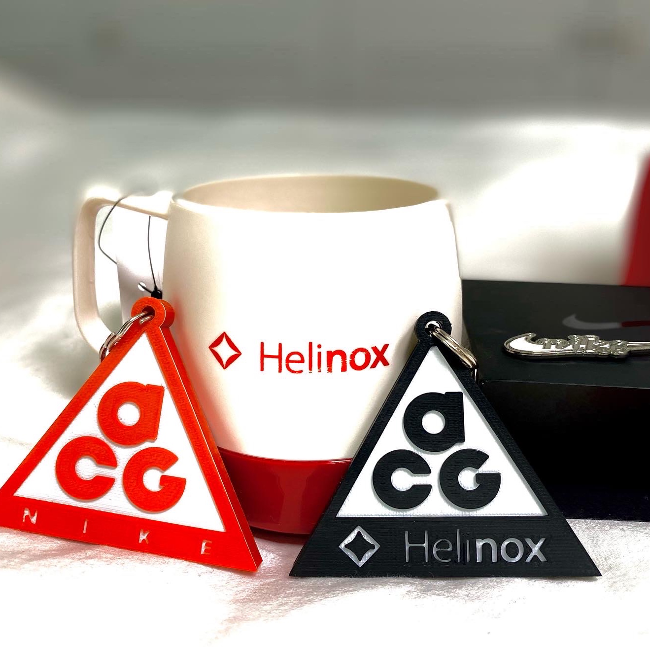 Helinox x Nike SNKRS Lounge Souvenir Dinex Mug Red, Helinox x Nike SNKRS Lounge Souvenir Dinex Mug White 착용 스타일 - 3