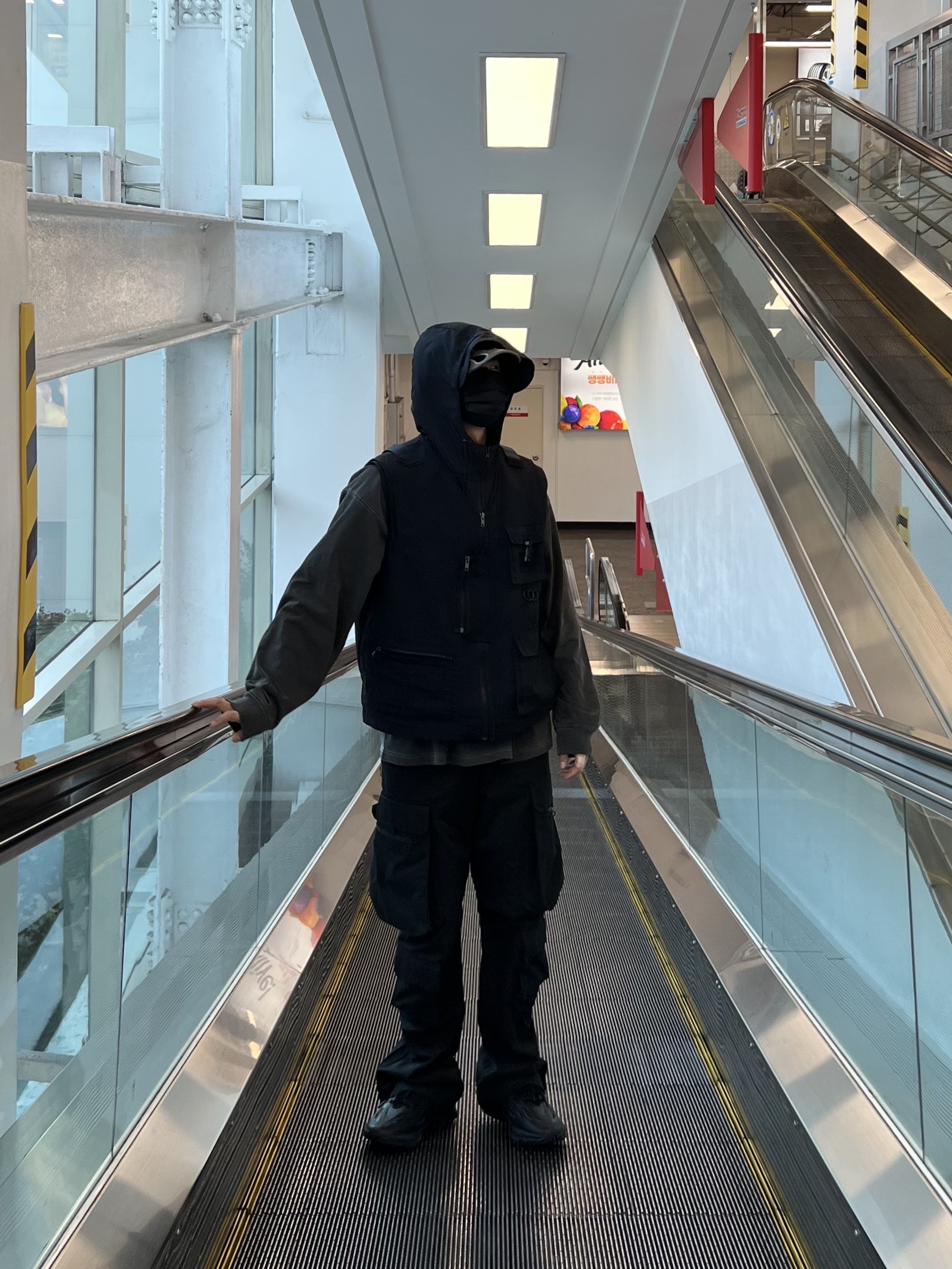Yeezy Gap Engineered By Balenciaga Flame Cap Black, Adidas Ozweego Celox Core Black 착용 스타일 - 2