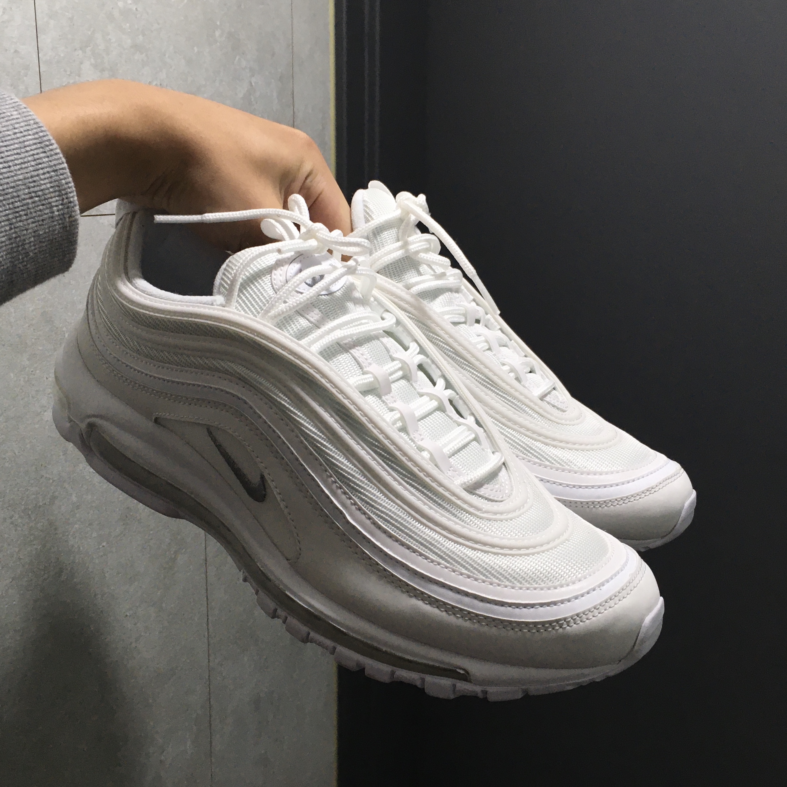 Nike Air Max 97 Triple White Wolf Grey 착용 스타일
