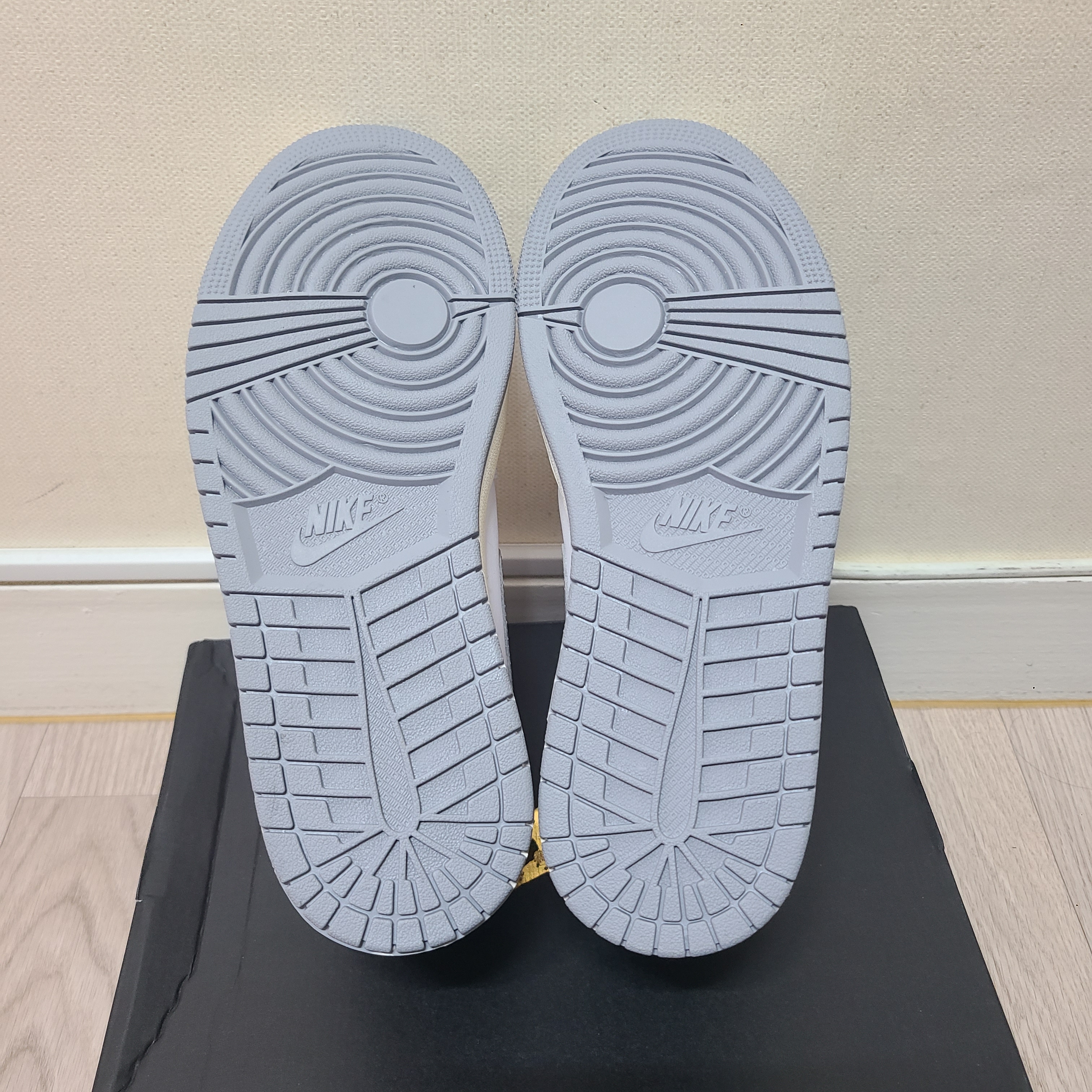 Jordan 1 Mid White Stealth 착용 스타일 - 4