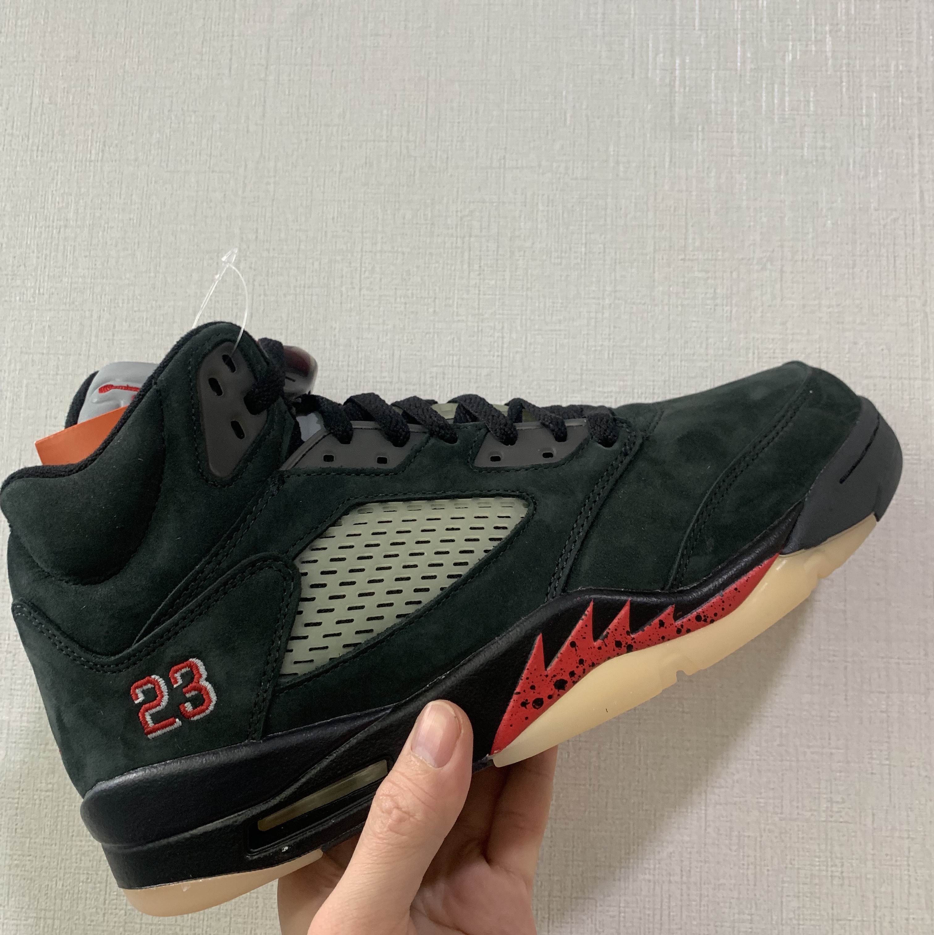 (W) Jordan 5 Retro Gore-Tex Off Noir Fire Red 착용 스타일 - 2