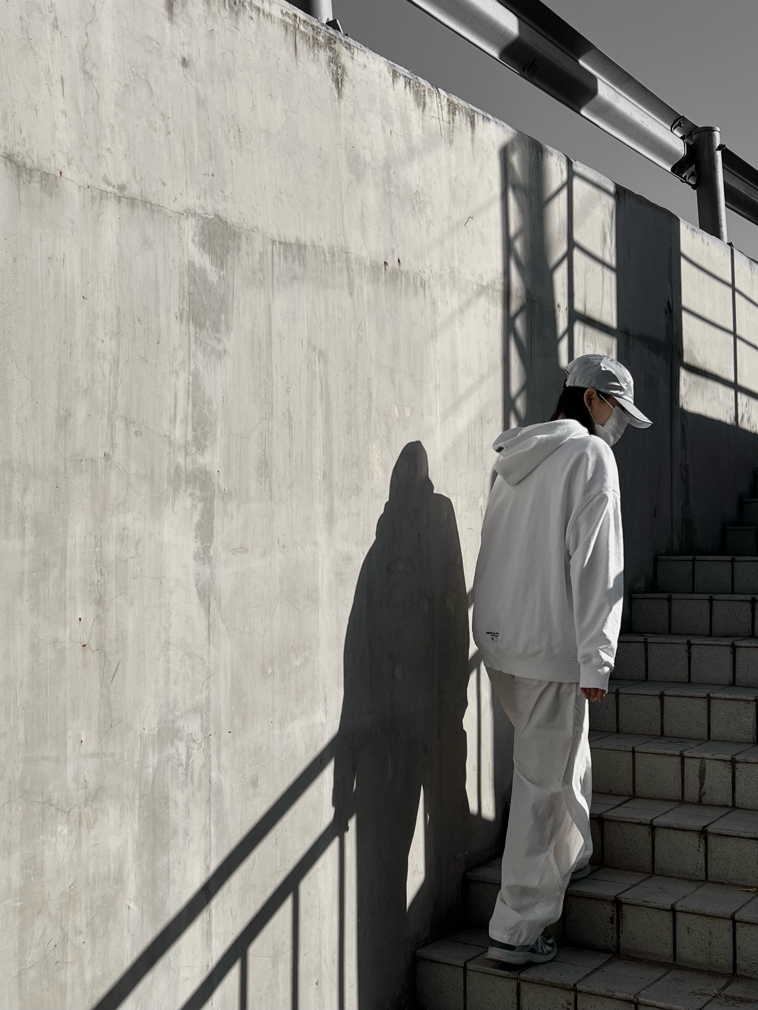 IAB Studio x Asics Silver Woven Cap, Asics Jog 100 S SMU Sheet Rock Pure Silver - 2E Wide 착용 스타일 - 2