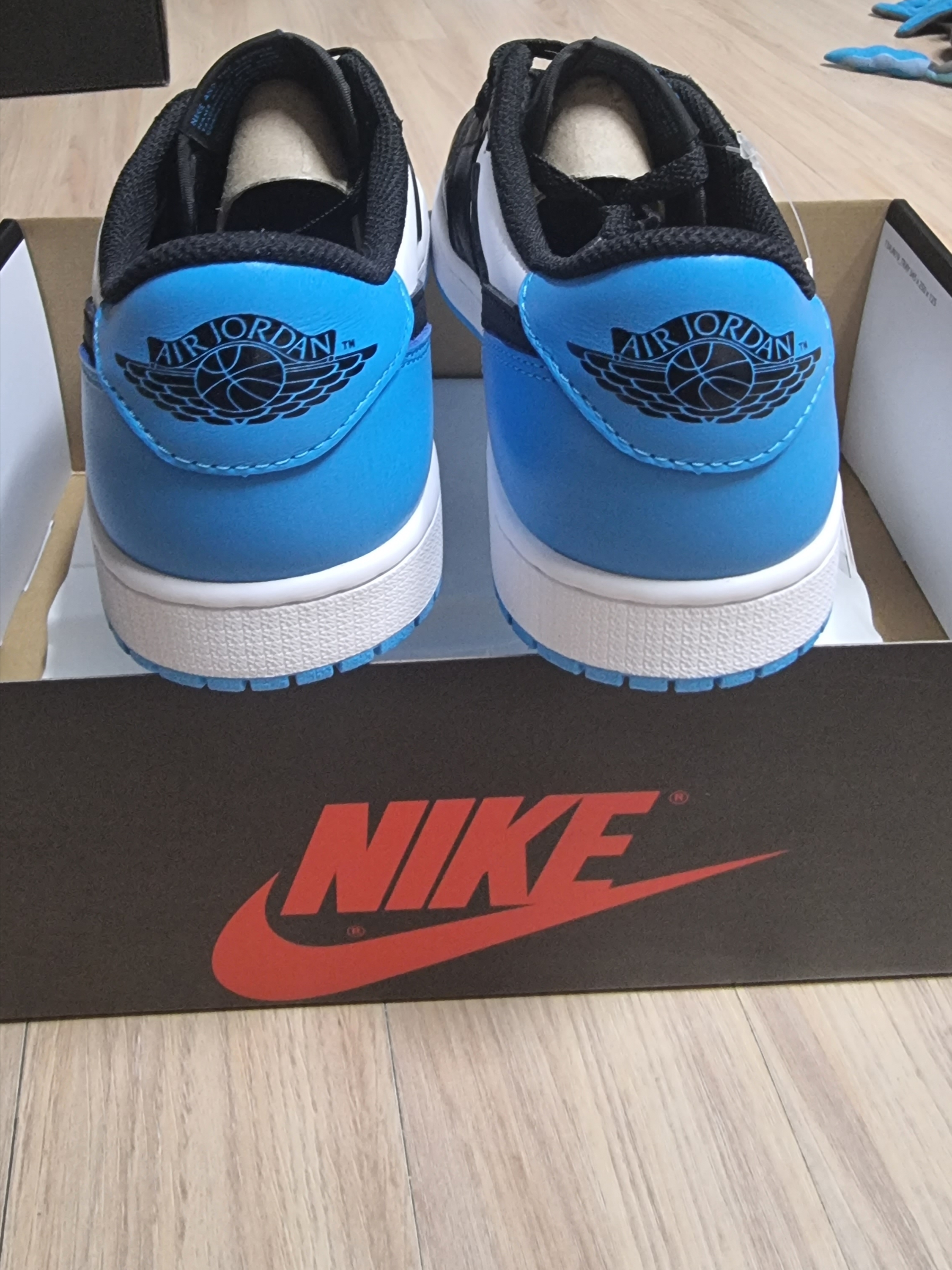 Jordan 1 Retro Low OG Black and Dark Powder Blue 착용 스타일 - 2