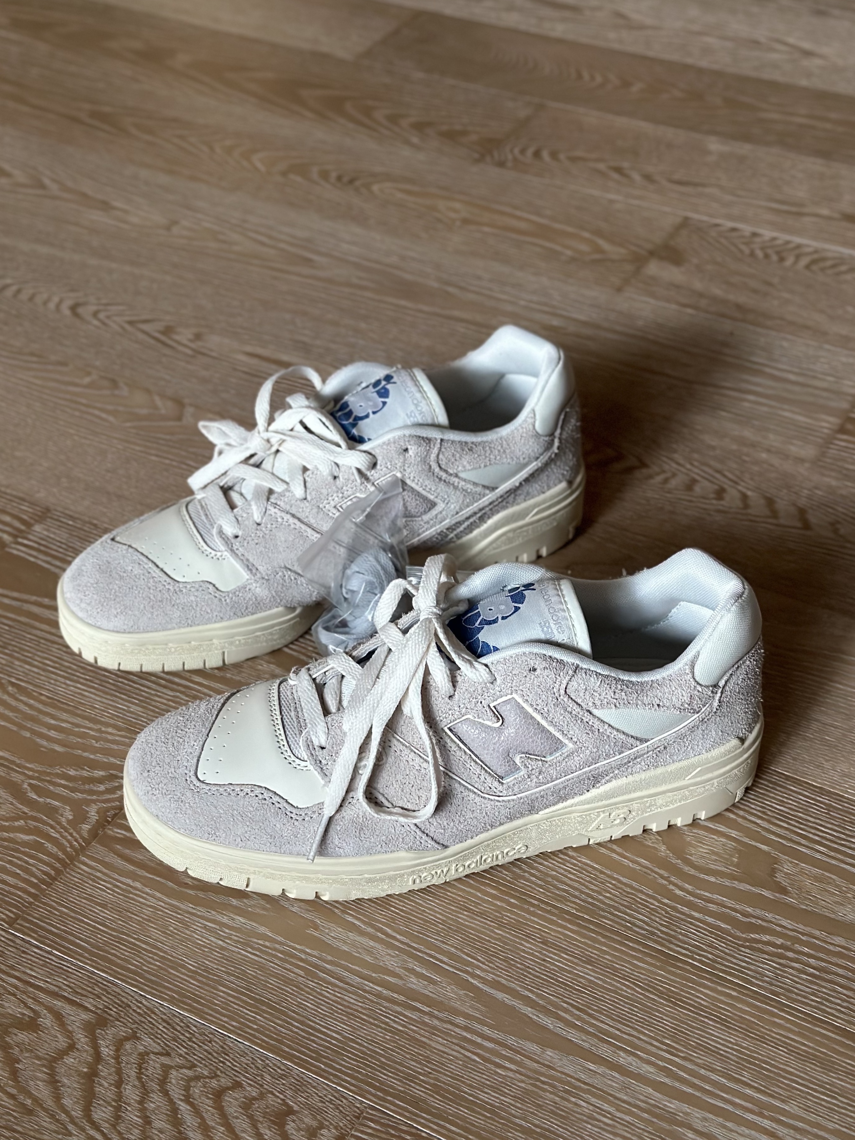 New Balance x Aime Leon Dore 550 Grey Suede 착용 스타일 - 4