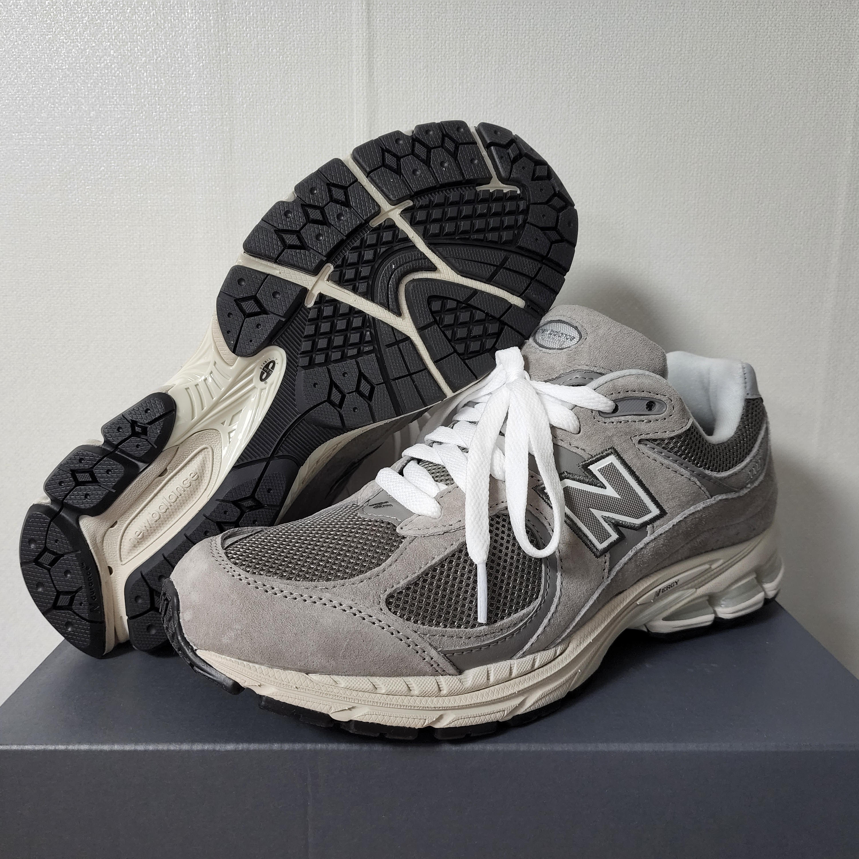 New Balance 2002R Grey 착용 스타일 - 2