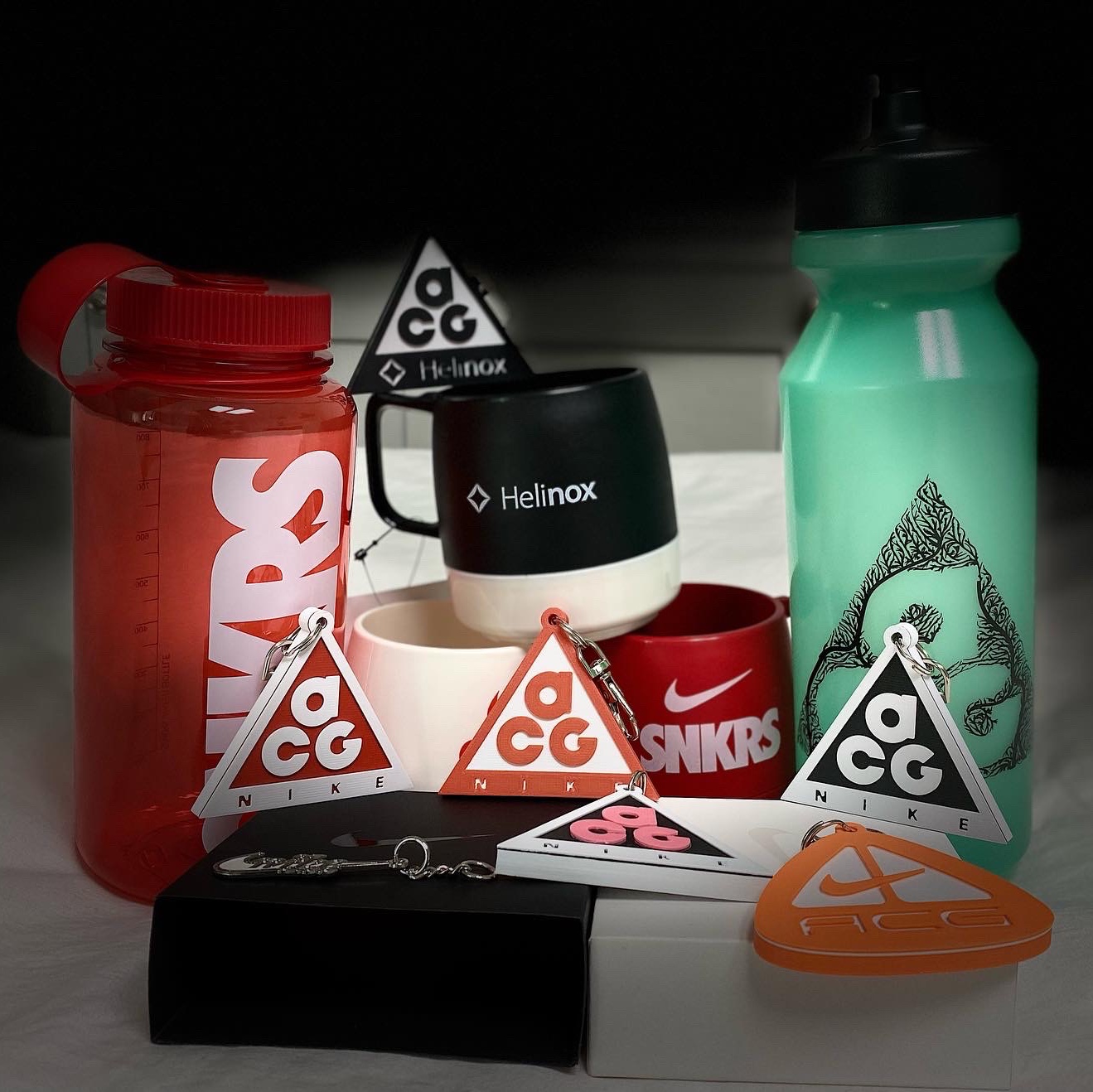 Helinox x Nike SNKRS Lounge Souvenir Dinex Mug Red, Helinox x Nike SNKRS Lounge Souvenir Dinex Mug White 착용 스타일 - 1