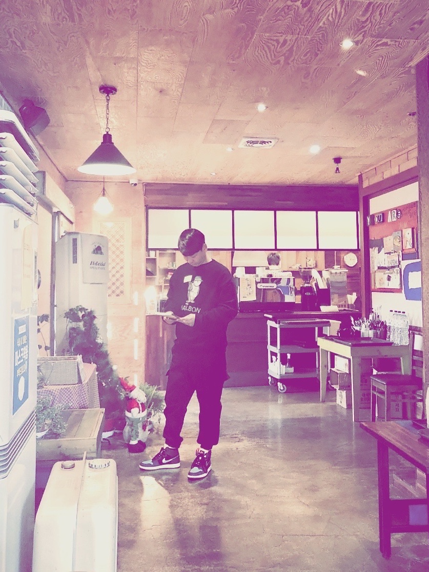 Malbon Golf Caddy Bear Crewneck Sweatshirt Black 착용 스타일