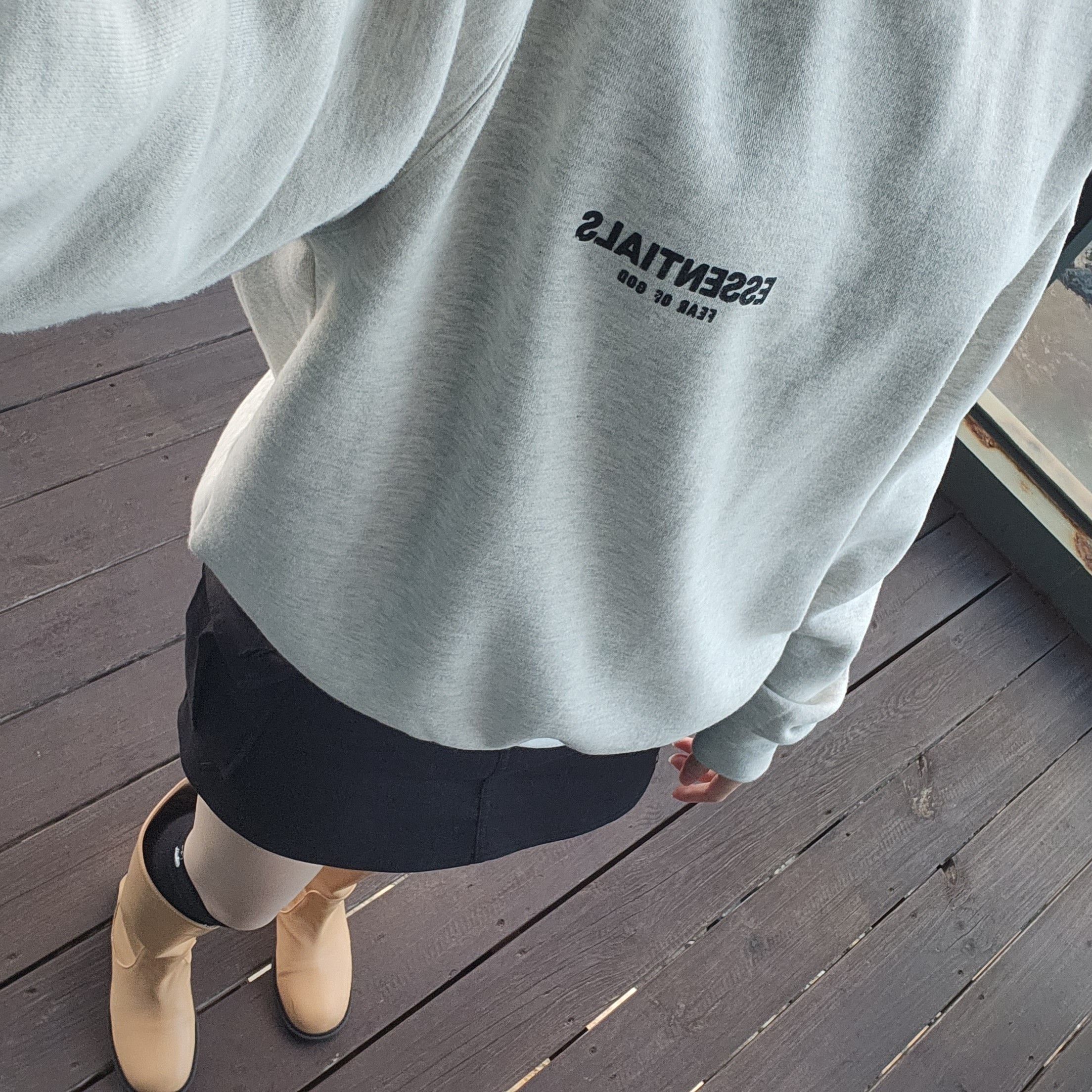 Essentials The Core Collection Crewneck Sweatshirt Light Oatmeal 착용 스타일