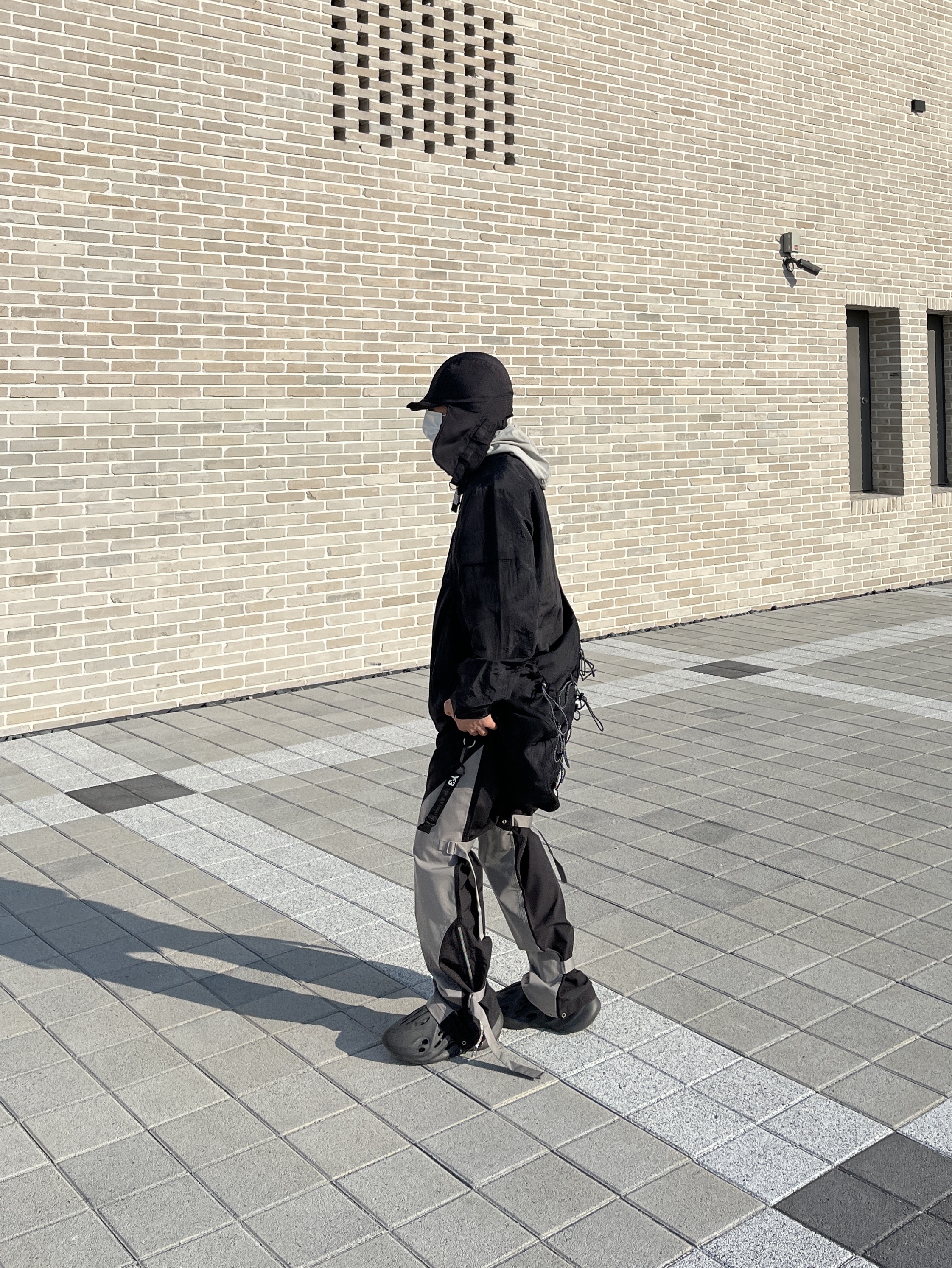 Adidas Yeezy Foam RNNR Onyx 착용 스타일 - 3