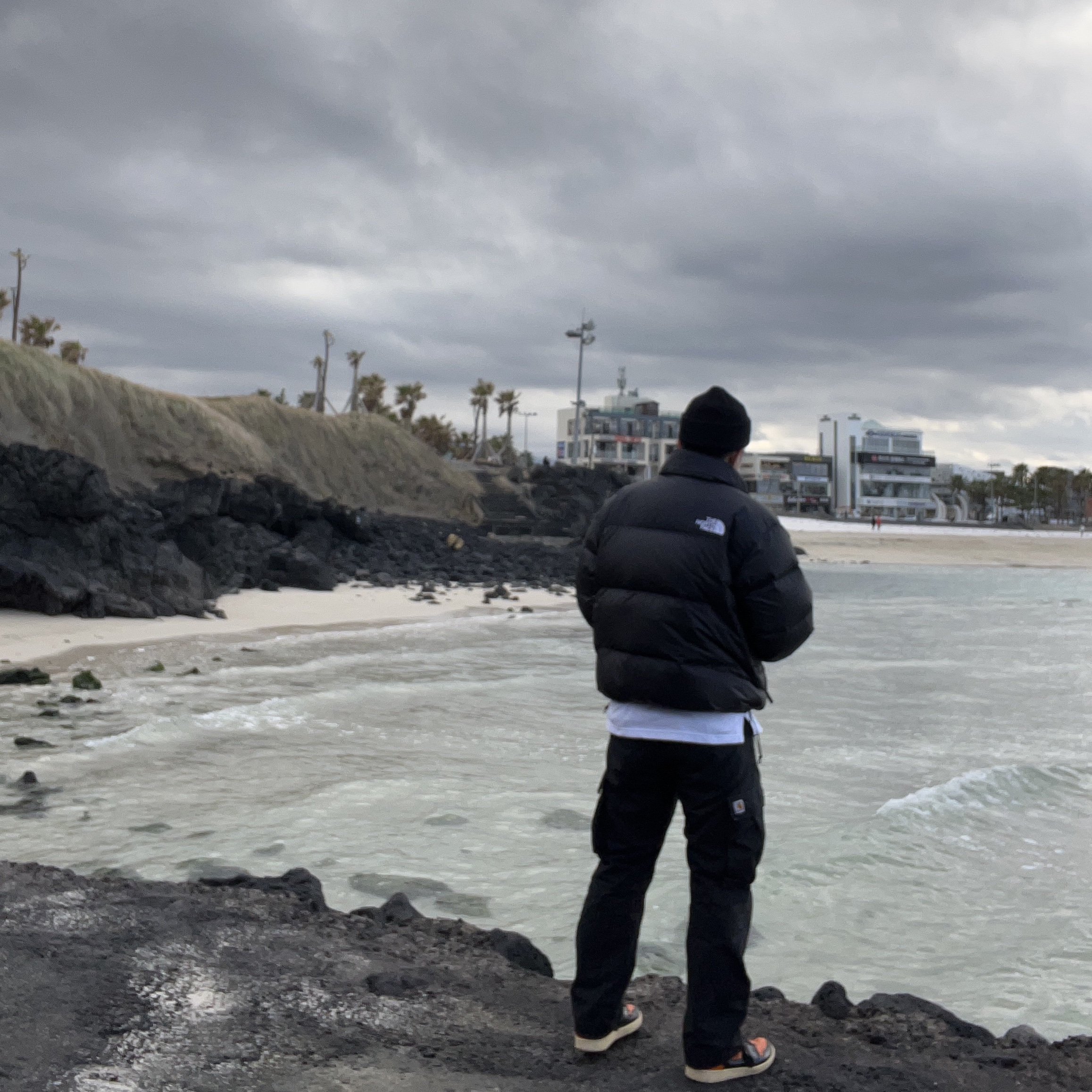 Jordan 1 Retro High Shattered Backboard 3.0, The North Face 1996 Eco Nuptse Jacket Black 착용 스타일