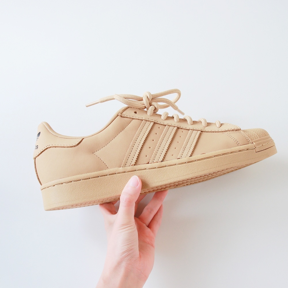 Adidas Superstar Golden Beige 착용 스타일