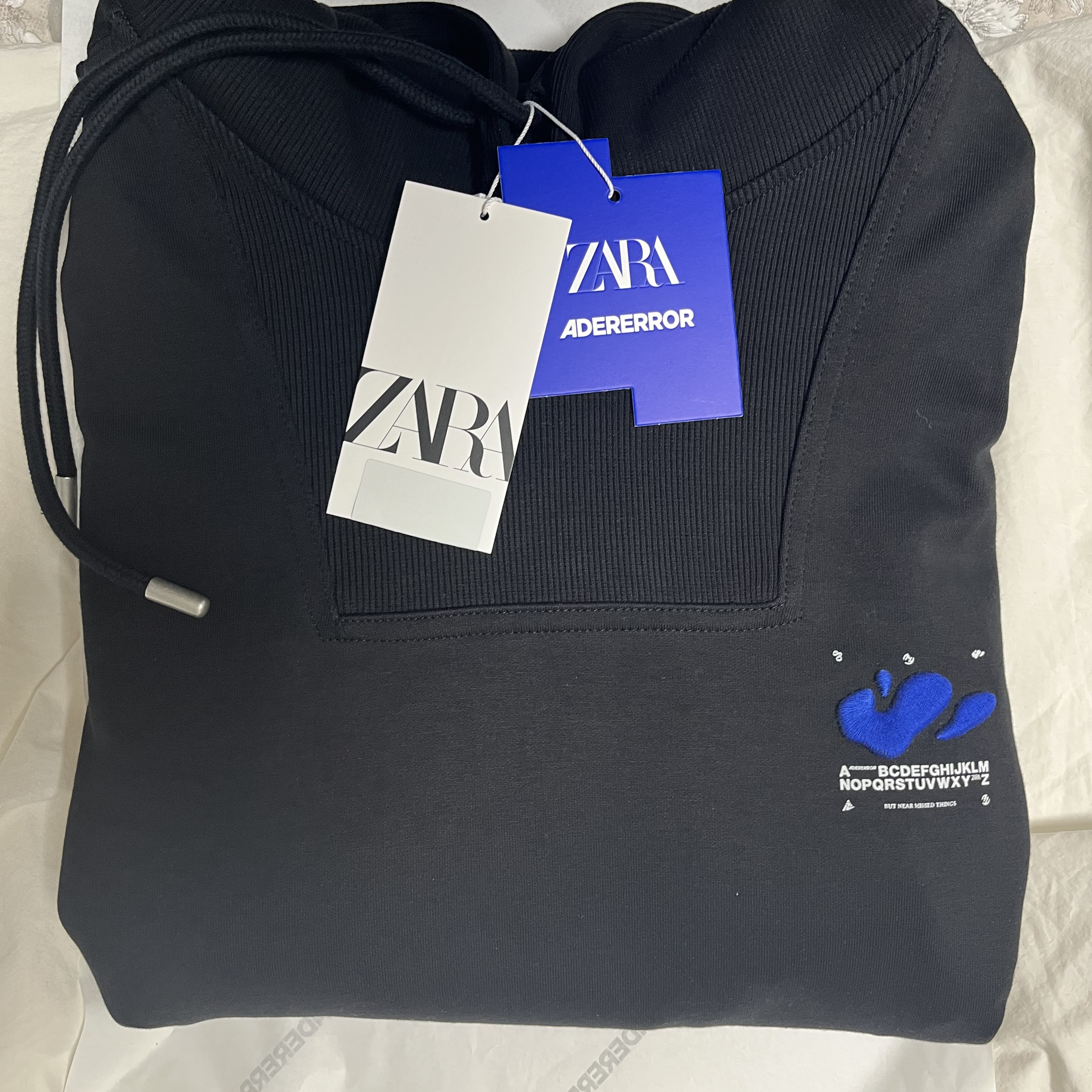 Zara x Ader Error Embroidery Hooded Sweatshirt Black 착용 스타일