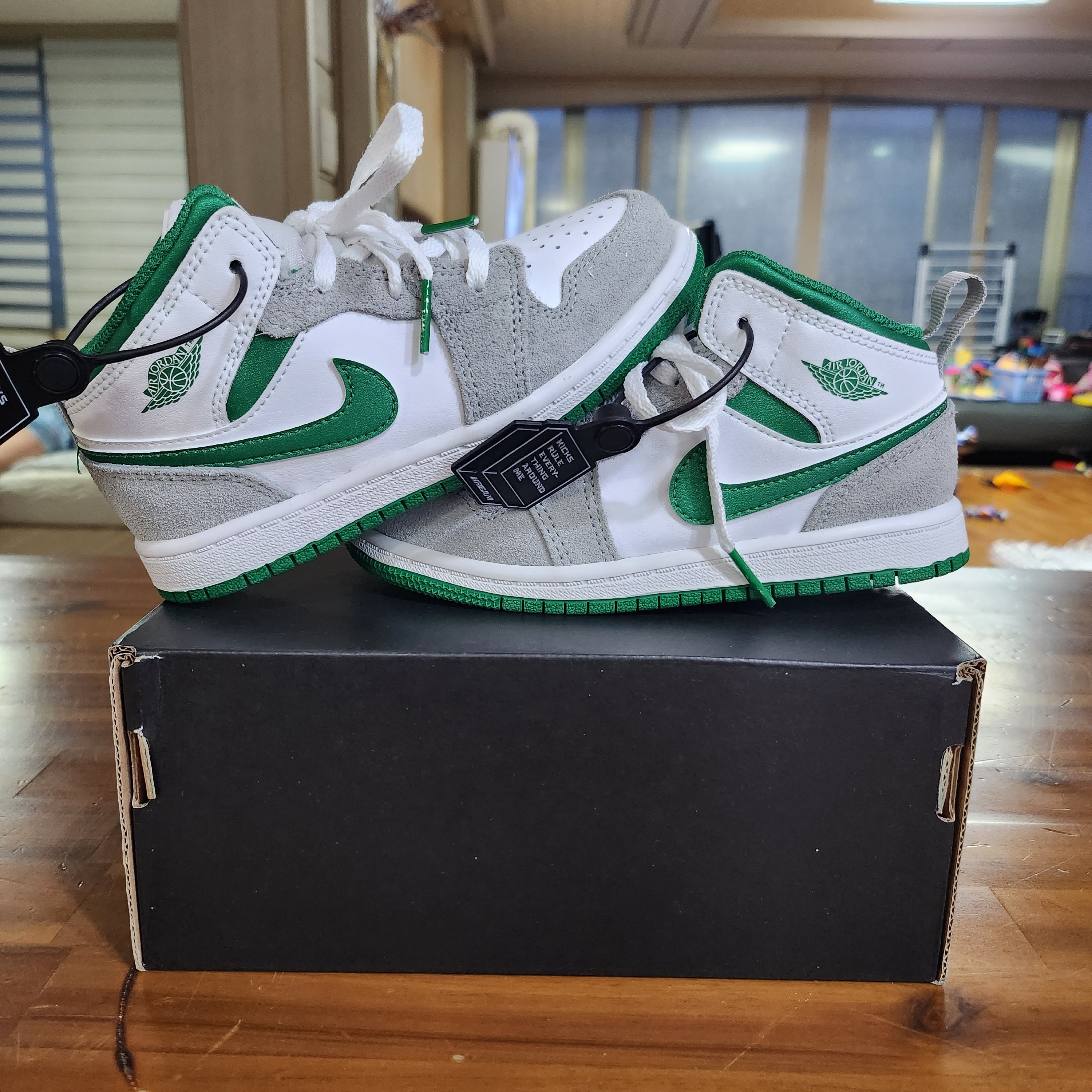 (TD) Jordan 1 Mid SE Pine Green Light Smoke Grey 착용 스타일 - 3