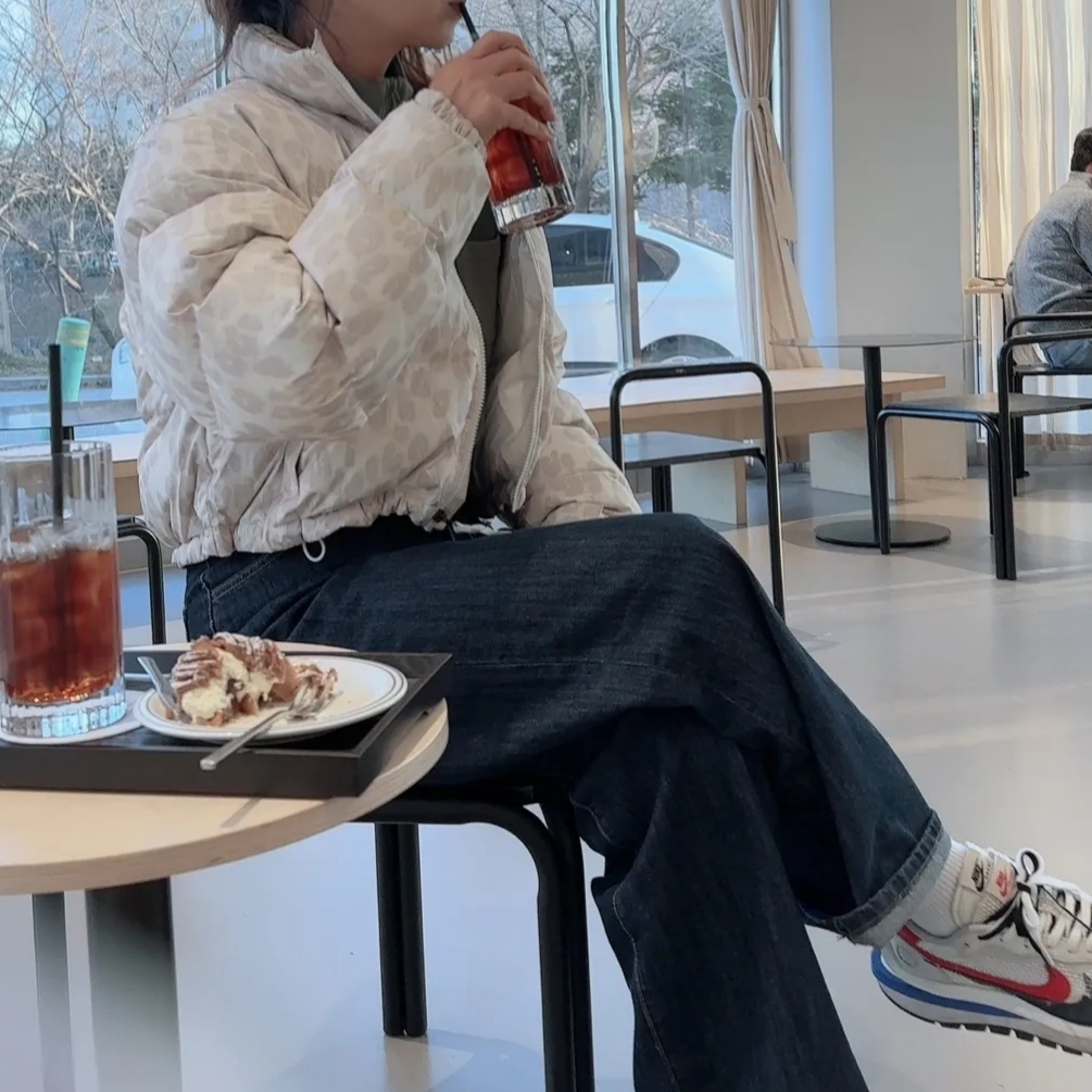 (W) The North Face Print Nuptse Short Jacket Silver Grey Leopard Print, Nike x Sacai VaporWaffle Royal Fuchsia 착용 스타일 - 3