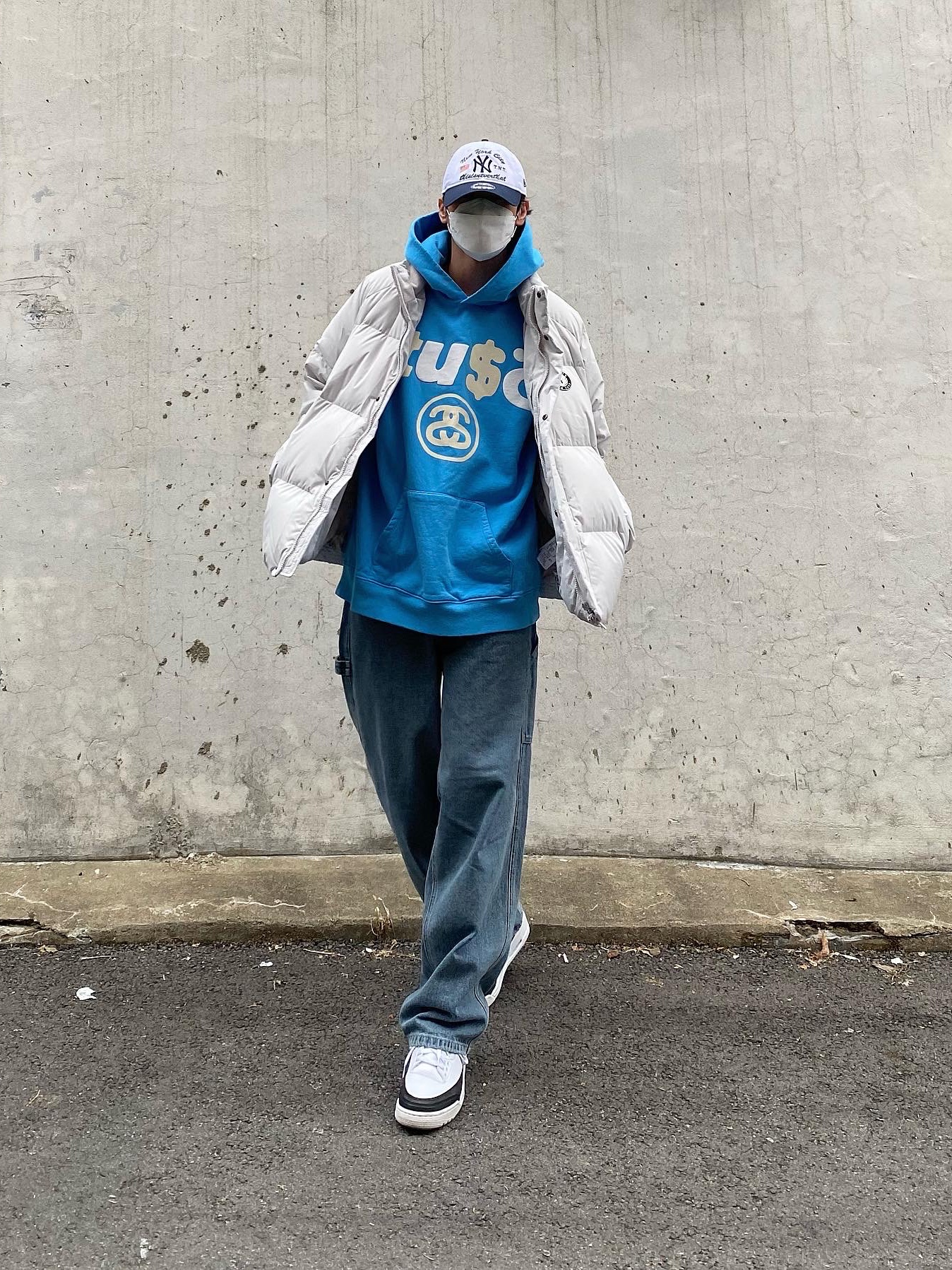 Stussy x Cactus Plant Flea Market 8 Ball Pigment Dyed Hoodie Blue, Jordan 3 x Fragment Retro SP White Black 착용 스타일 - 2