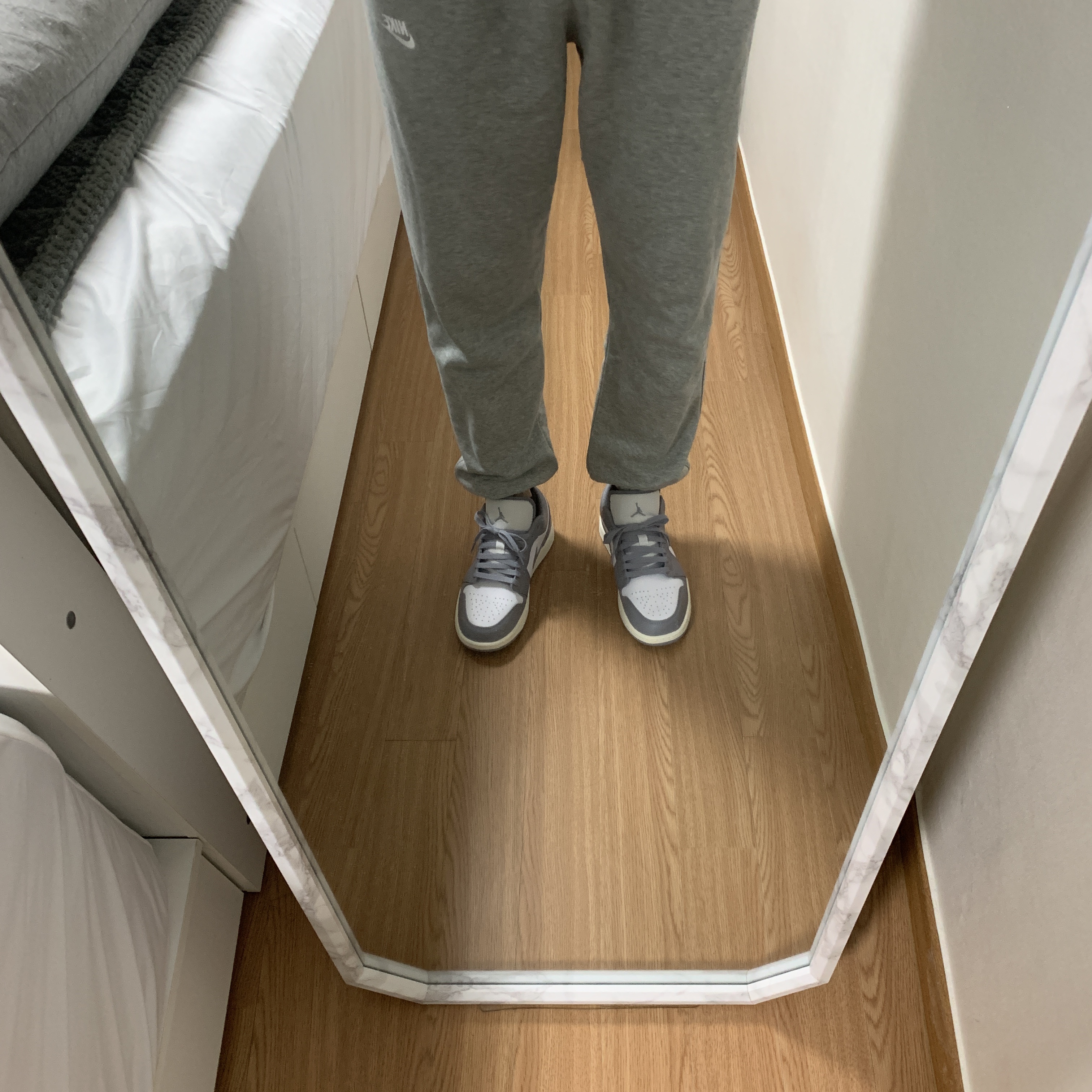 Jordan 1 Low Stealth and White 착용 스타일 - 1