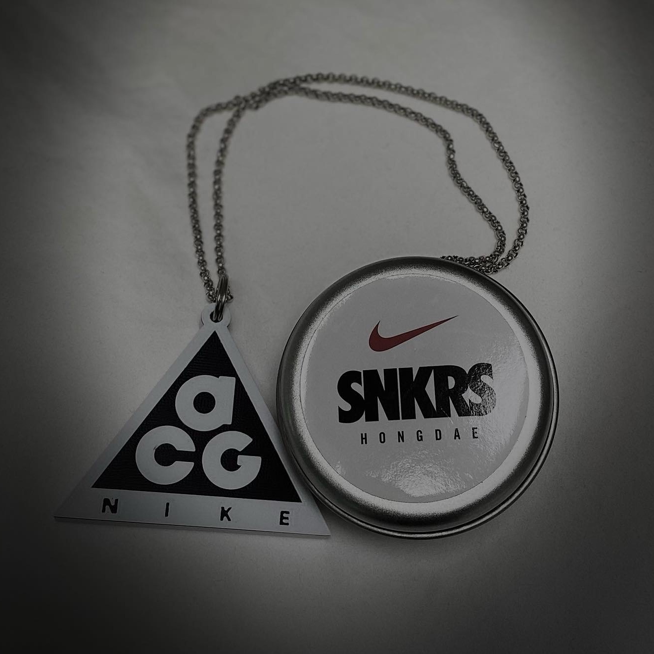 Helinox x Nike SNKRS Lounge Souvenir Dinex Mug Red, Helinox x Nike SNKRS Lounge Souvenir Dinex Mug White 착용 스타일 - 4