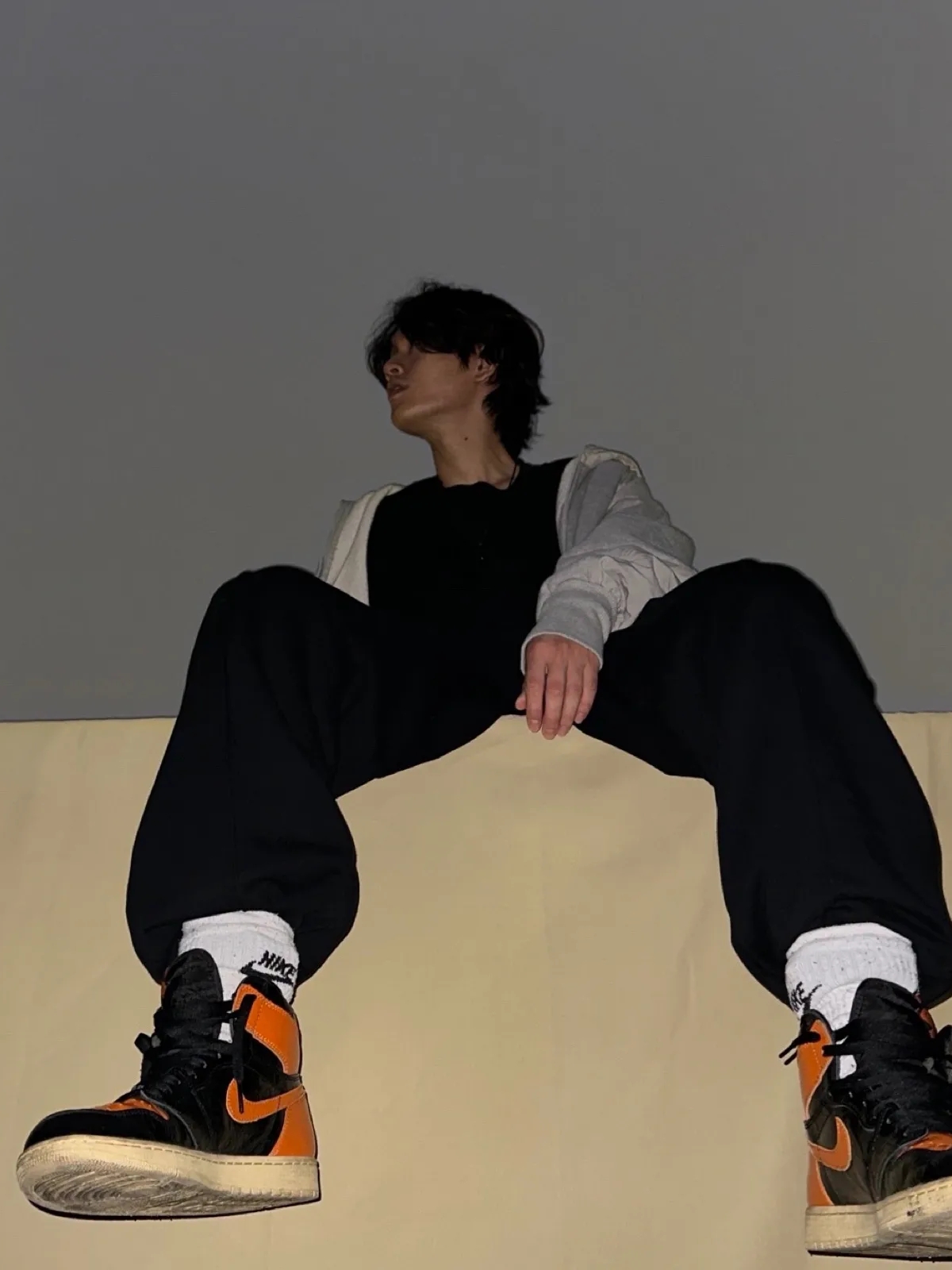Jordan 1 Retro High Shattered Backboard 3.0, Stussy Bent Crown Sweater Black 착용 스타일 - 1