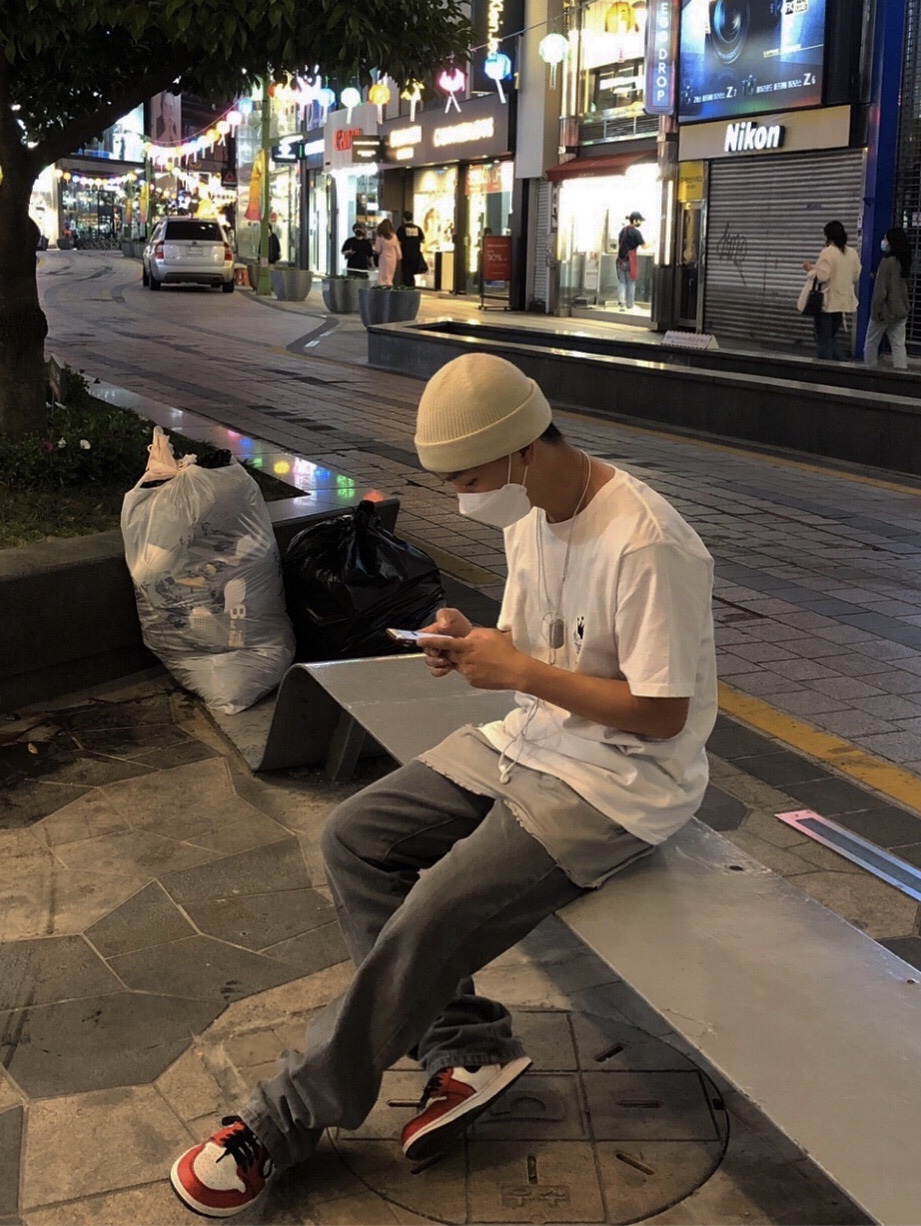 Jordan 1 Retro High OG Defiant SB LA to Chicago, Stussy Basic Stussy T-Shirt White 2022 착용 스타일