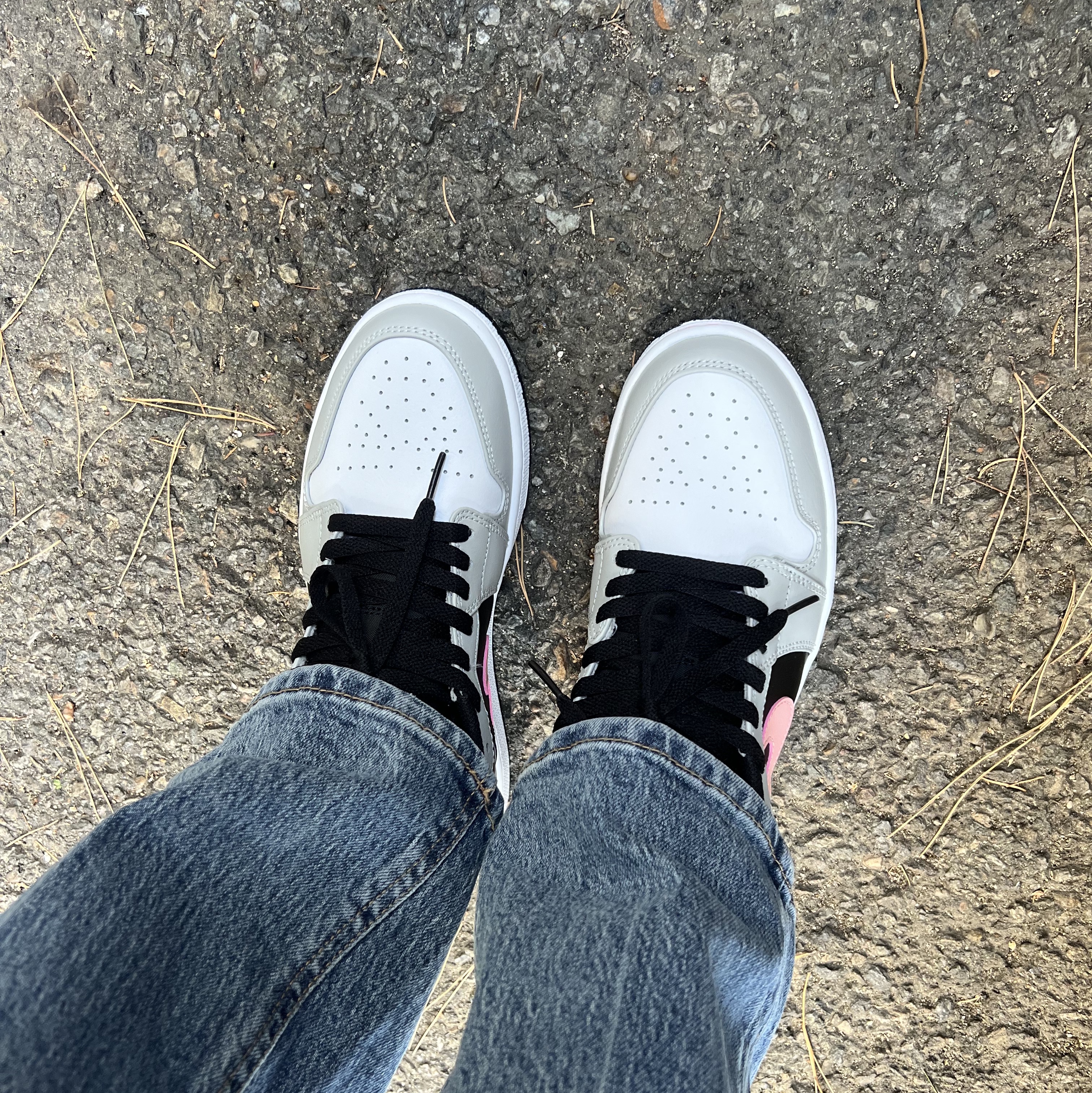Jordan 1 Low Grey Fog Black Bleached Coral 착용 스타일 - 1