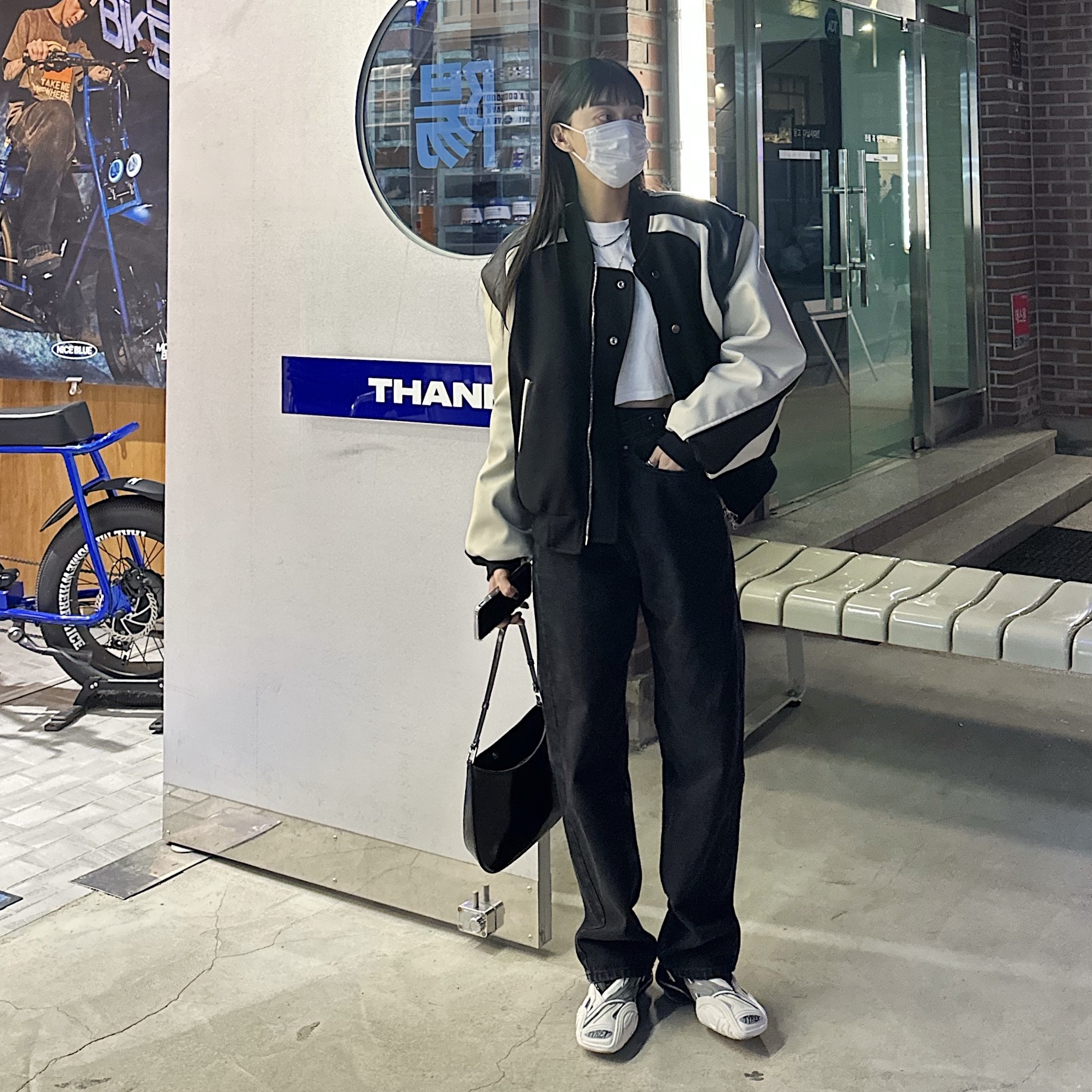 (W) Balenciaga Tyrex Sneakers White, Prada Cleo Brushed Leather Shoulder Bag Black 착용 스타일 - 2