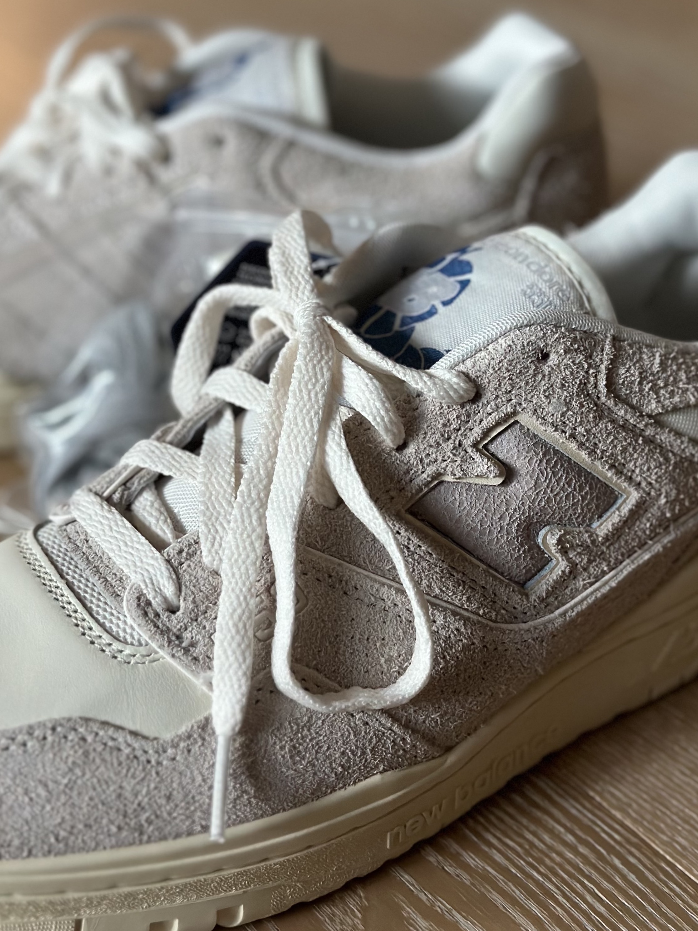New Balance x Aime Leon Dore 550 Grey Suede 착용 스타일 - 1