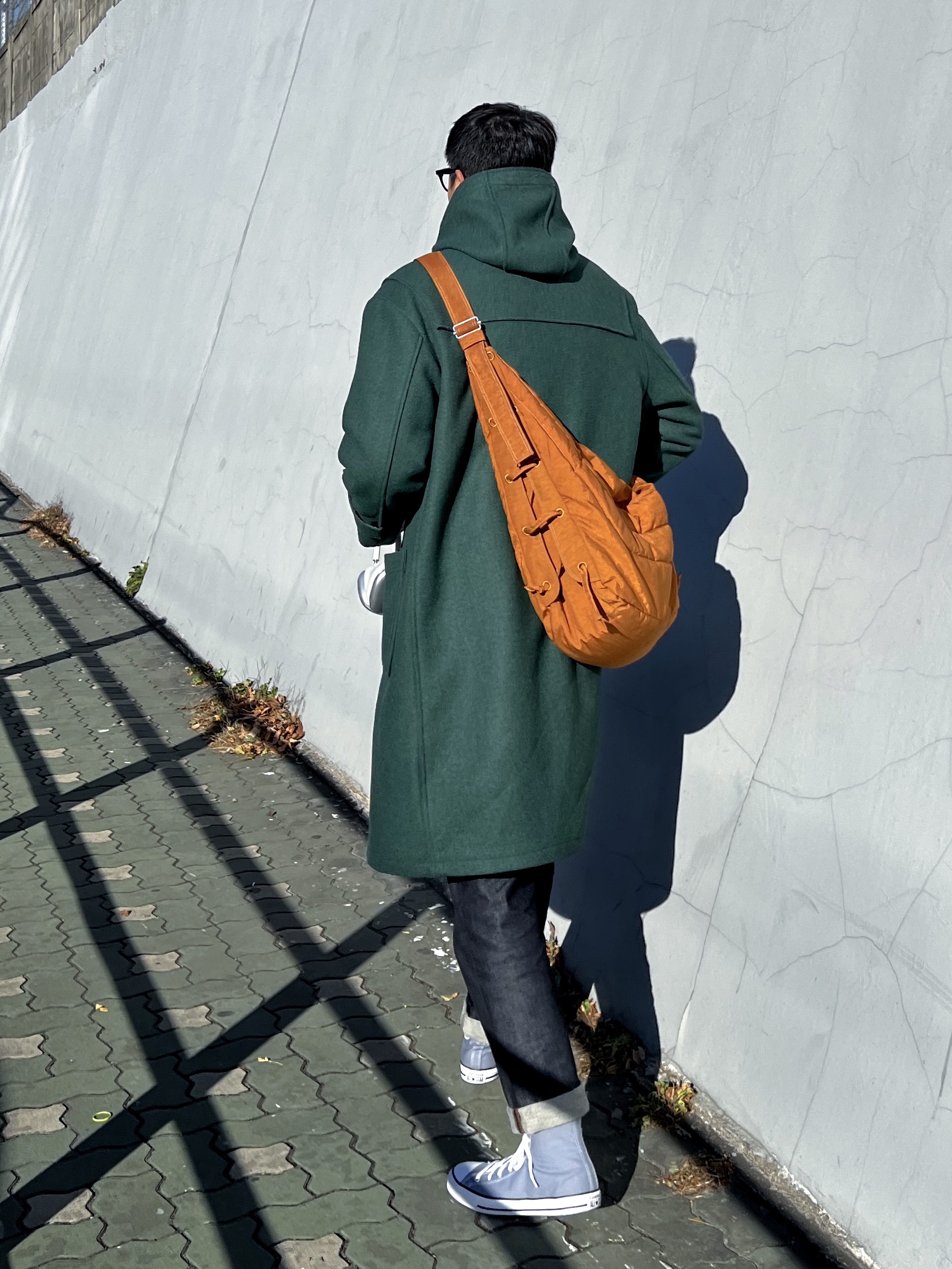 Lemaire Soft Crossbody Bag Technical Canvas Earth Brown 착용 스타일 - 2