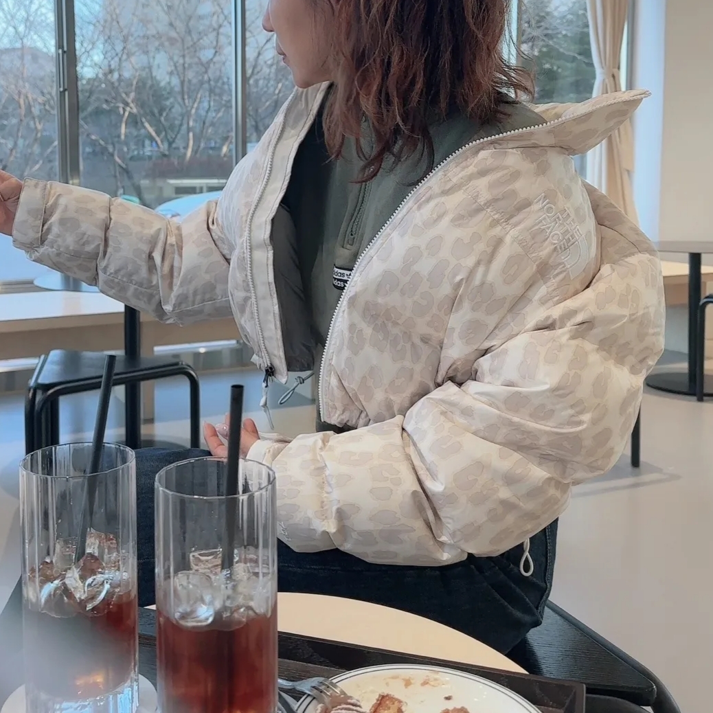 (W) The North Face Print Nuptse Short Jacket Silver Grey Leopard Print, Nike x Sacai VaporWaffle Royal Fuchsia 착용 스타일 - 2