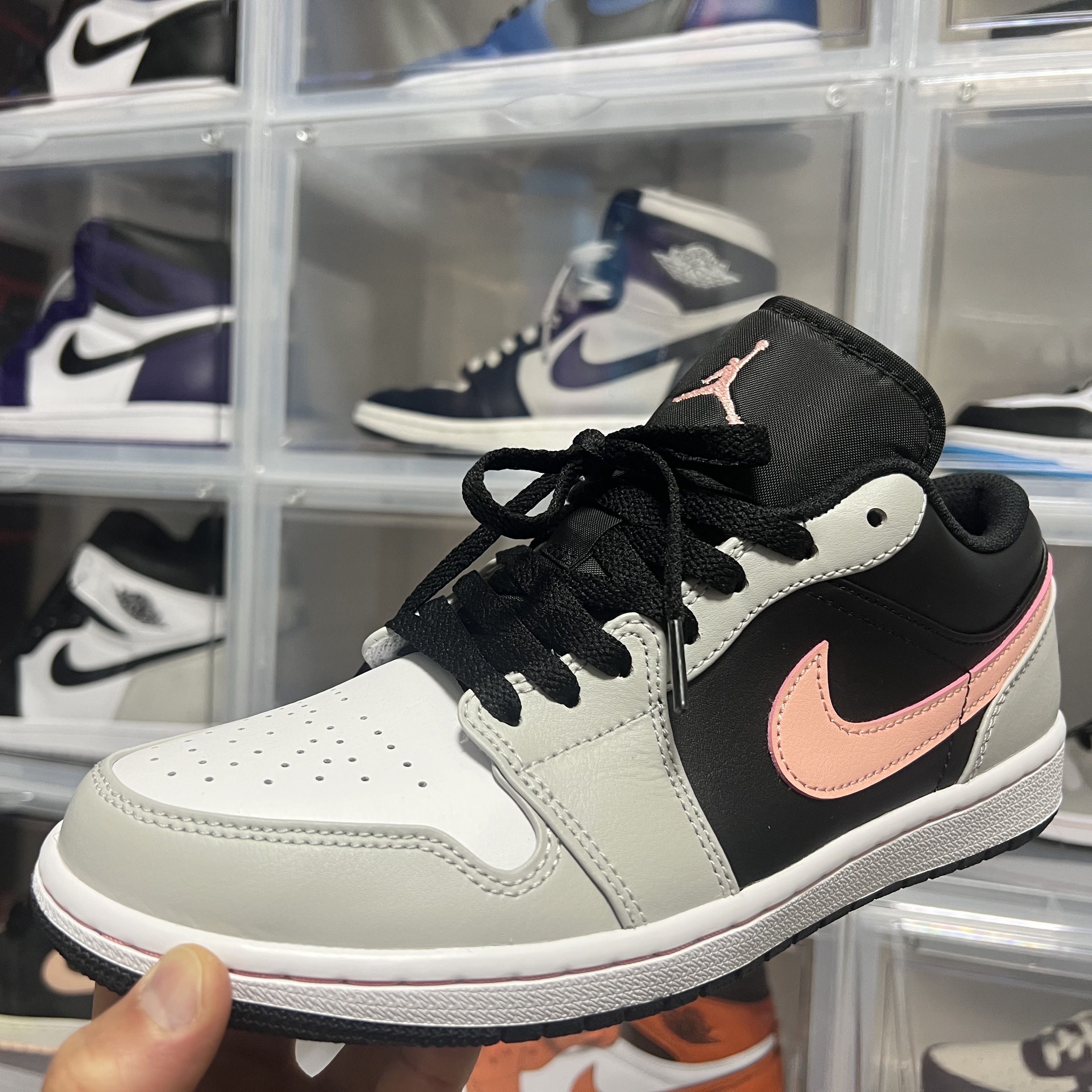 Jordan 1 Low Grey Fog Black Bleached Coral 착용 스타일 - 2