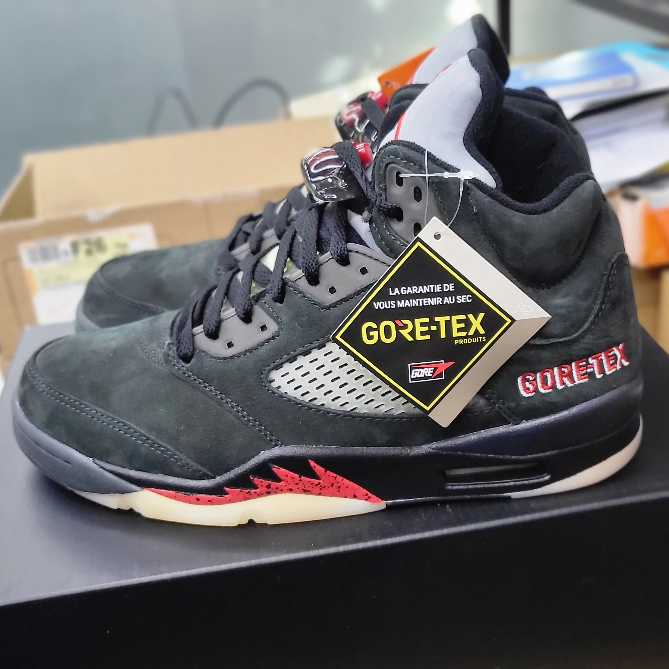(W) Jordan 5 Retro Gore-Tex Off Noir Fire Red 착용 스타일 - 1